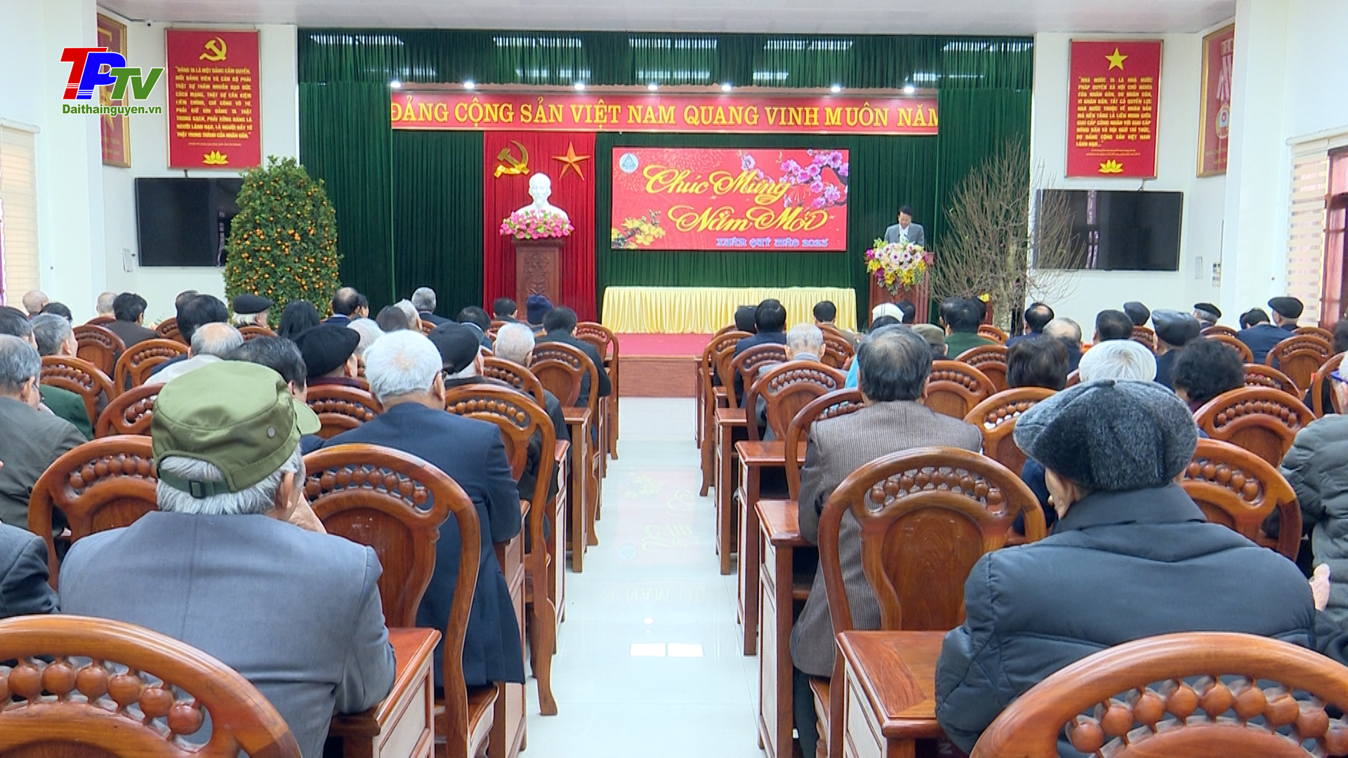 Thành phố gặp mặt các đồng chí nguyên lãnh đạo Tỉnh và Thành phố qua các thời kỳ.