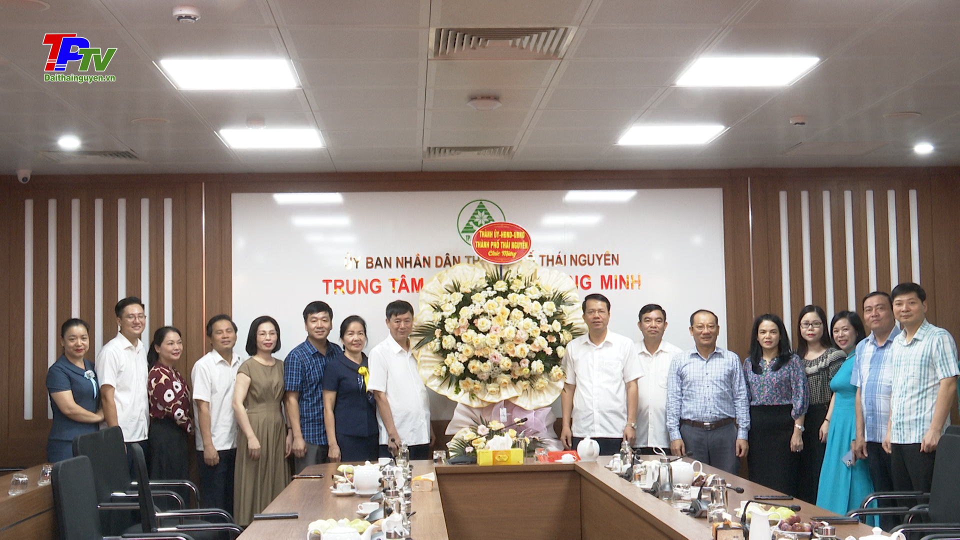 Thành ủy - HĐND - UBND thành phố Thái Nguyên gặp mặt chúc mừng 78 năm Ngày truyền thống Văn phòng và các cơ quan hành chính nhà nước.