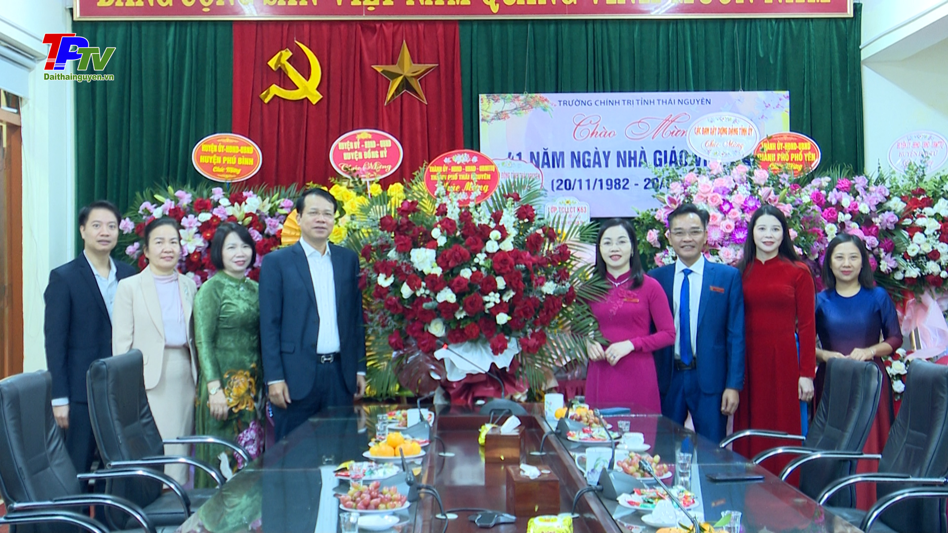 Thành phố Thái Nguyên tổ chức các đoàn đi thăm và chúc mừng các đơn vị nhân dịp kỷ niệm 41 năm Ngày Nhà giáo Việt Nam.