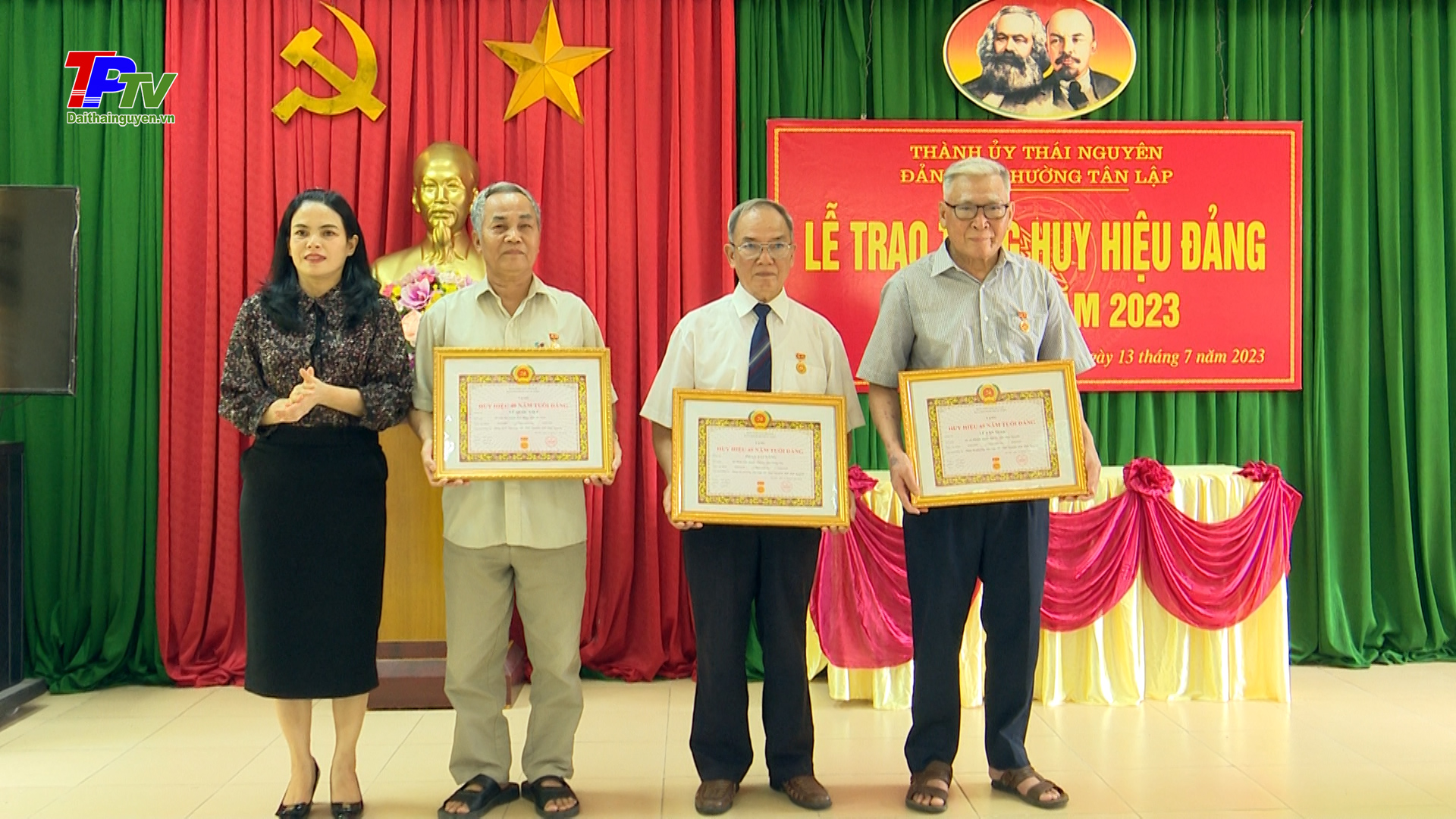 6 đảng viên thuộc Đảng bộ phường Tân Lập được nhận Huy hiệu Đảng đợt 19/05/2023.