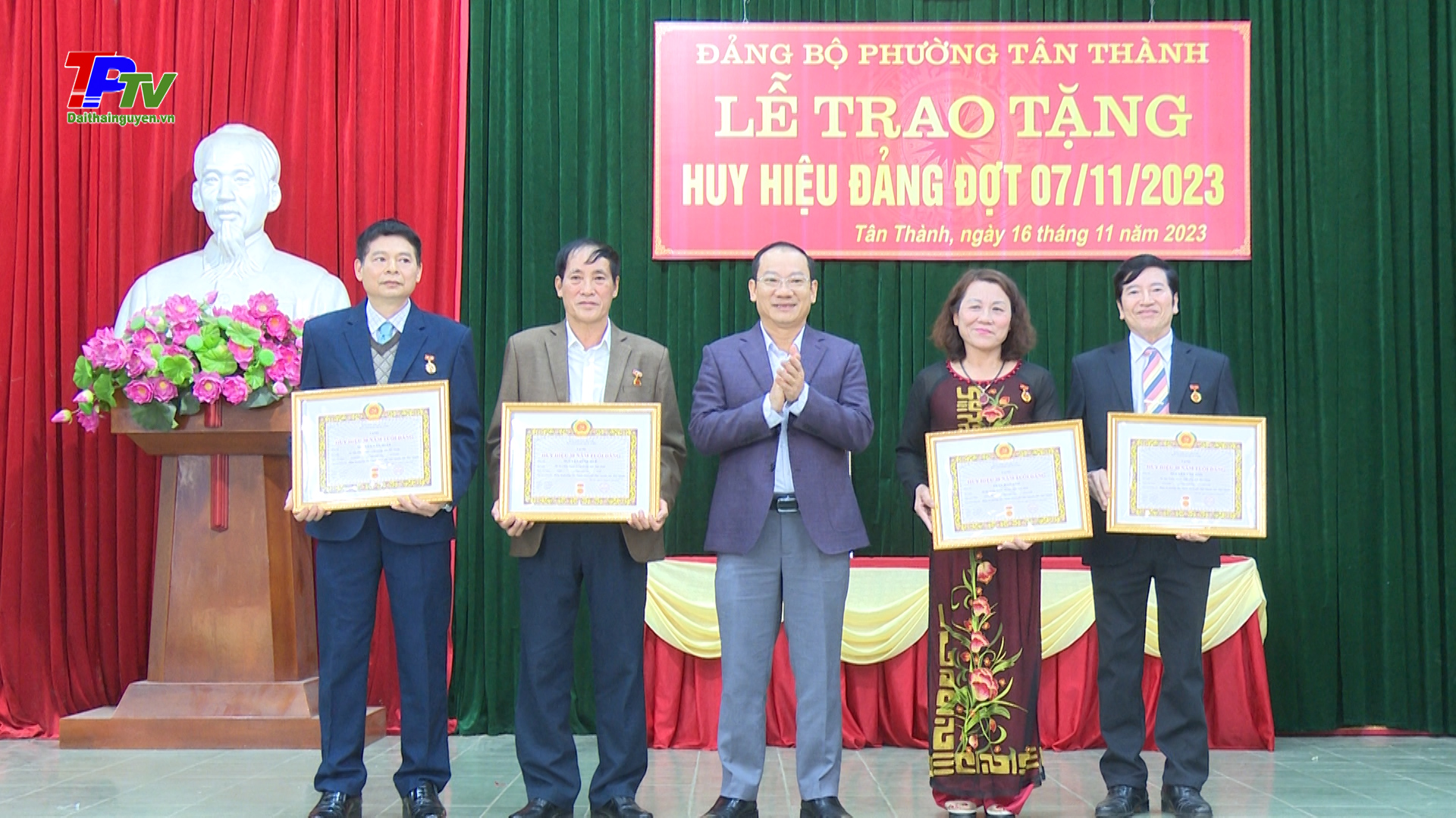 Đảng bộ phường Tân Thành tổ chức trao Huy hiệu đảng đợt 7/11.