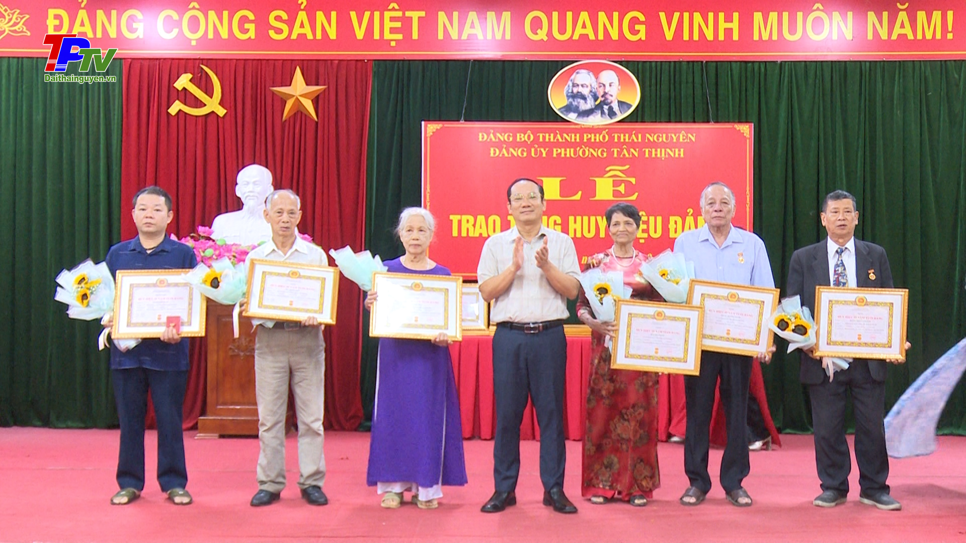 Đảng bộ phường Tân Thịnh trao Huy hiệu Đảng đợt 2/9/2023.