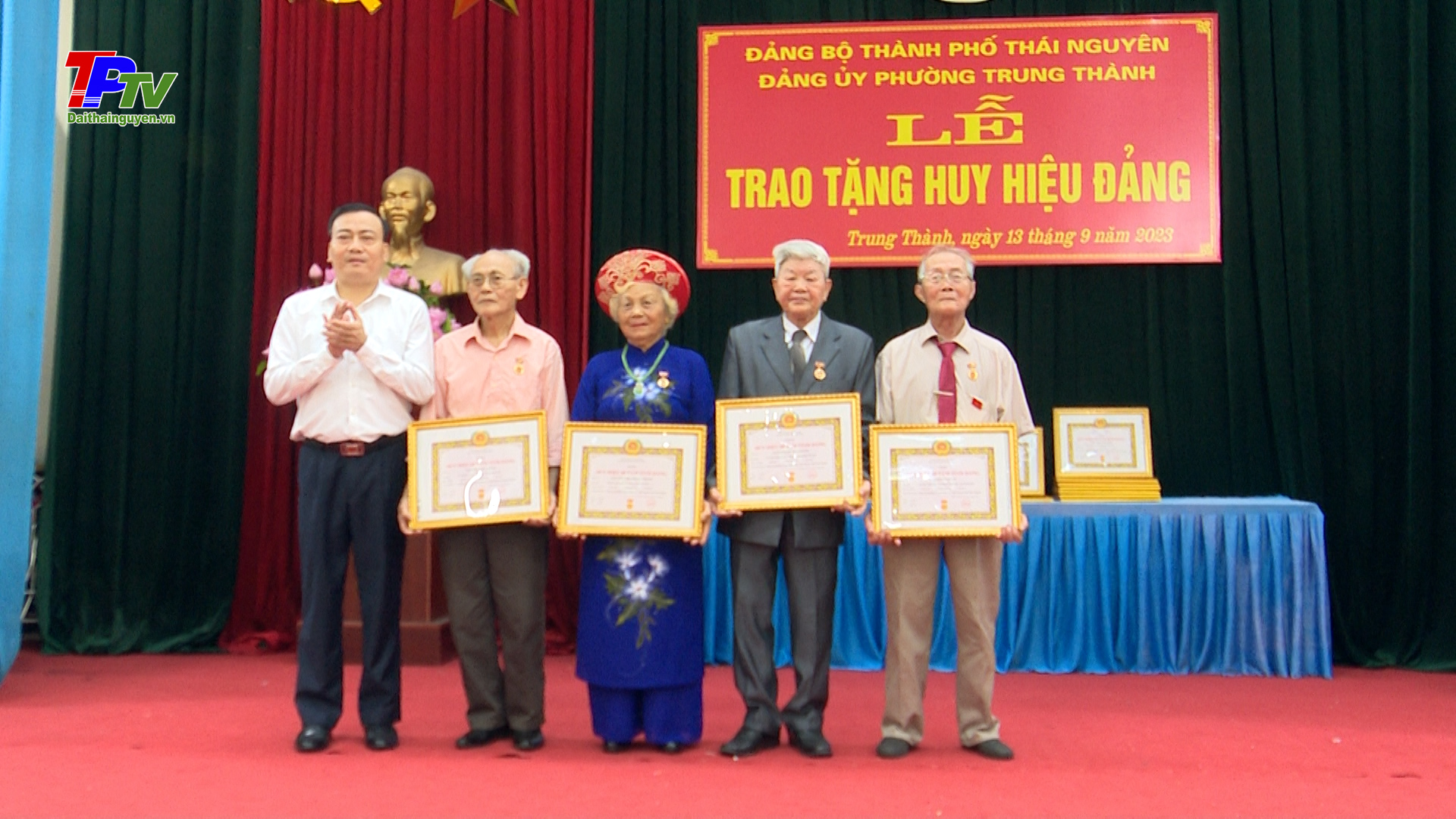 Đảng ủy phường Trung Thành trao tặng Huy hiệu Đảng cho 35 đảng viên.