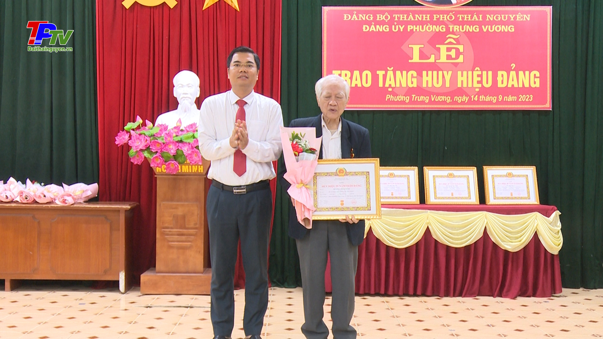 Đảng bộ phường Trưng Vương trao tặng Huy hiệu Đảng đợt 2/9/2023.