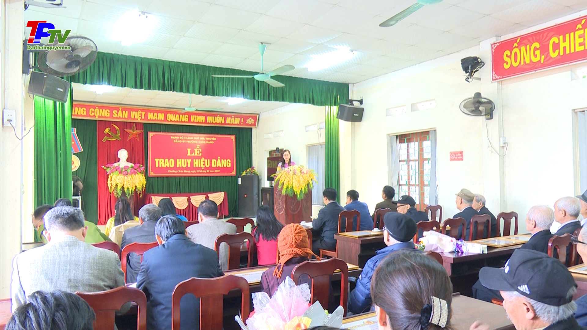 Đảng ủy phường Chùa Hang trao tặng Huy hiệu Đảng đợt mùng 3/2.