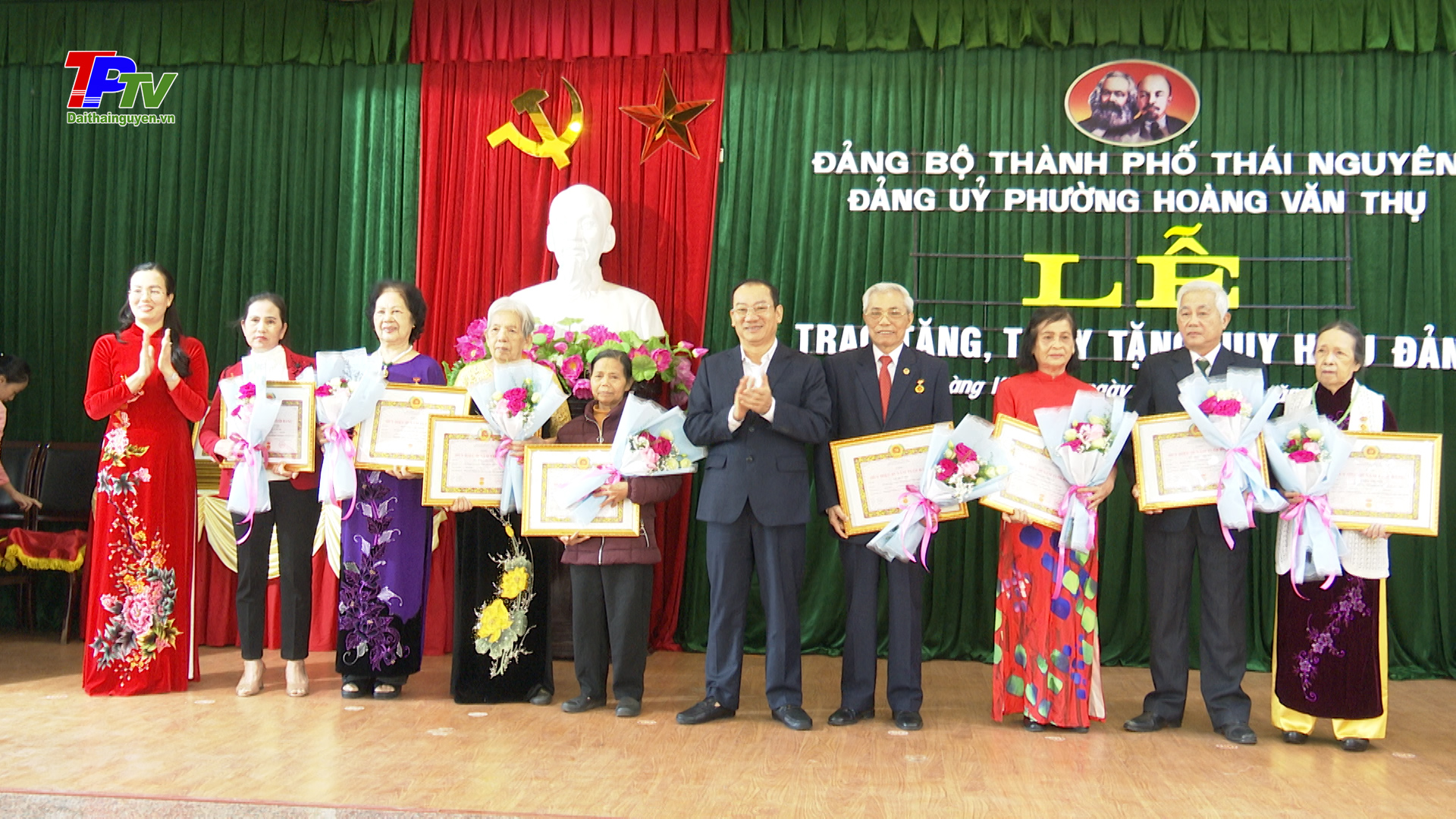 Đồng chí Phó Bí thư Thành ủy dự và trao tặng Huy hiệu Đảng đợt 7/11 tại Đảng bộ phường Hoàng Văn Thụ.