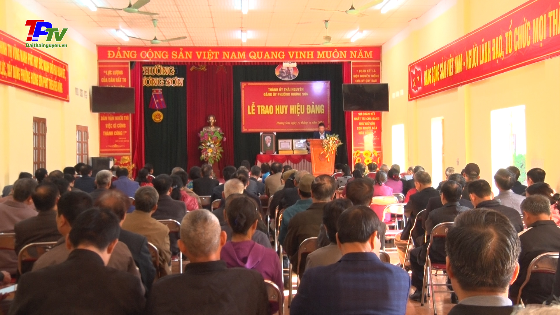 17 đảng viên Đảng bộ phường Hương Sơn được trao Huy hiệu đảng đợt 7/11.