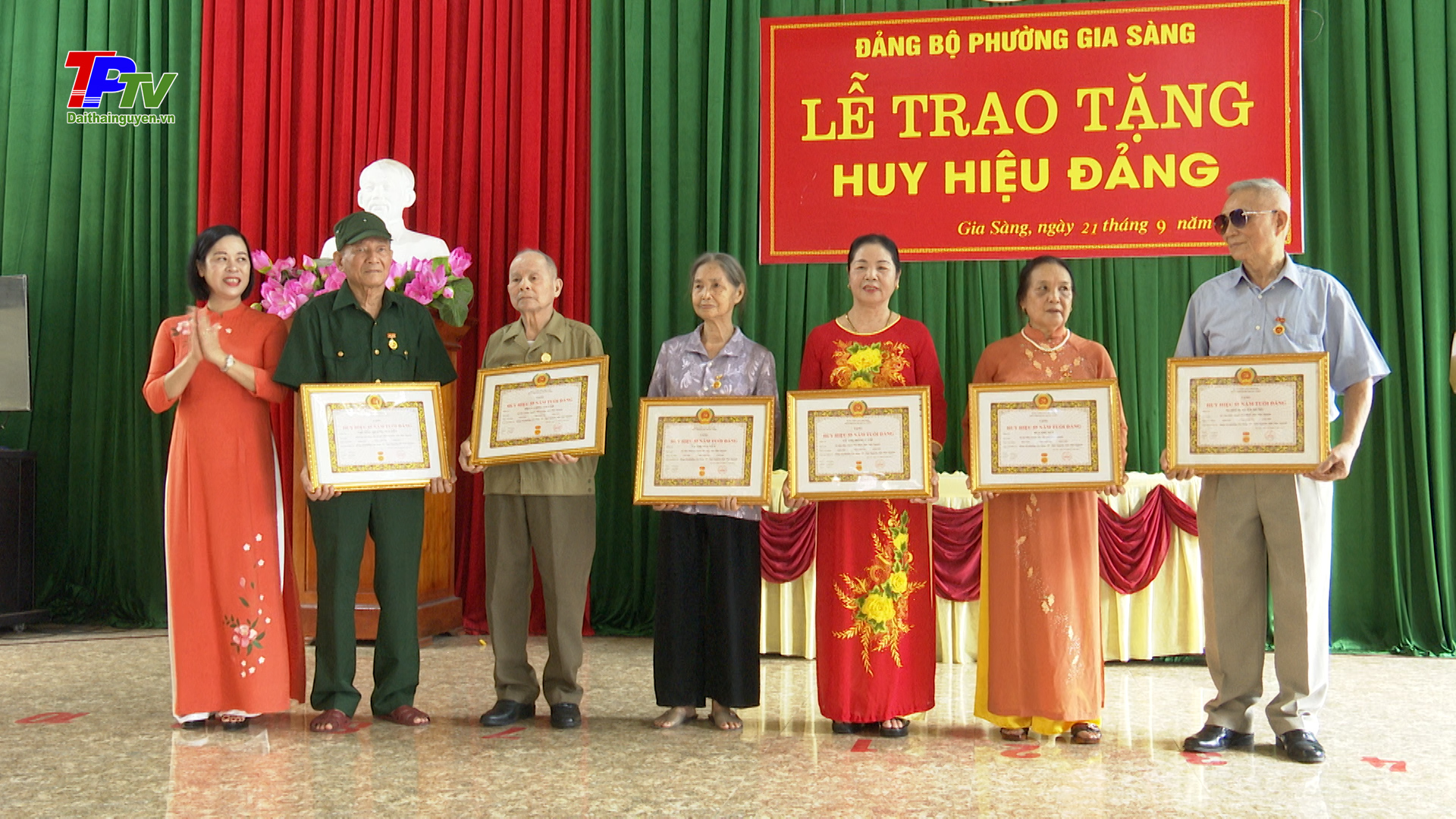 Đảng bộ phường Gia Sàng trao tặng Huy hiệu Đảng đợt mùng 2/9/2023.