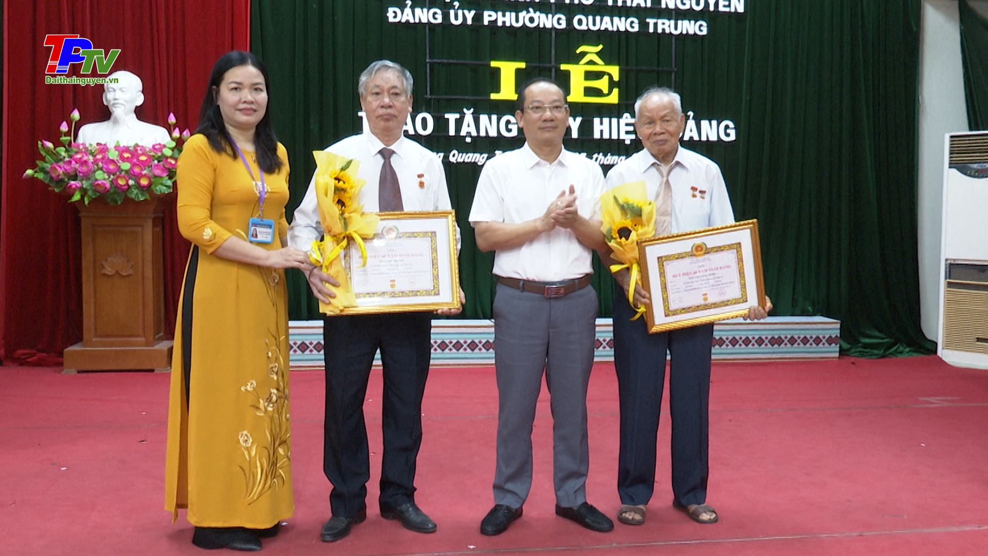 Đảng bộ phường Quang Trung trao tặng Huy hiệu Đảng đợt mùng 2/9.