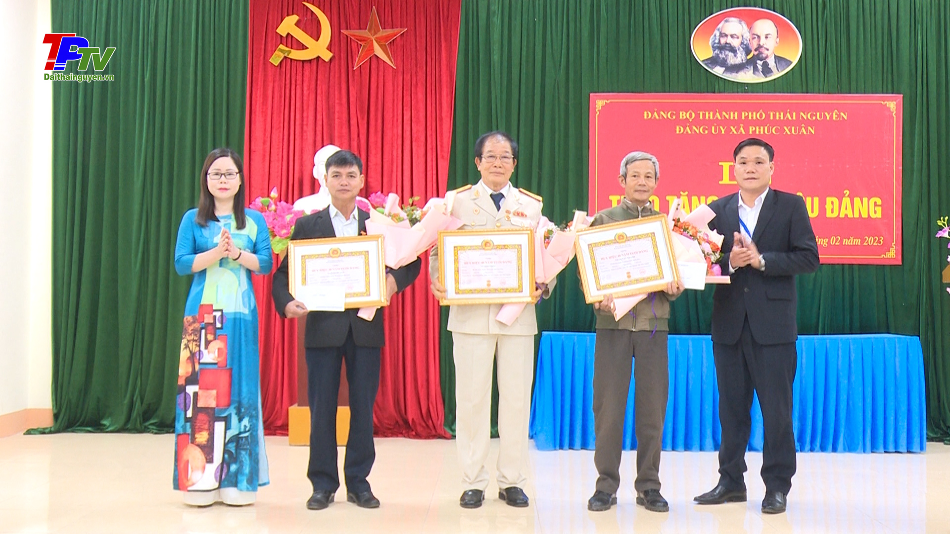 Đảng bộ xã Phúc Xuân tổ chức Lễ trao tặng Huy hiệu Đảng cho đảng viên.