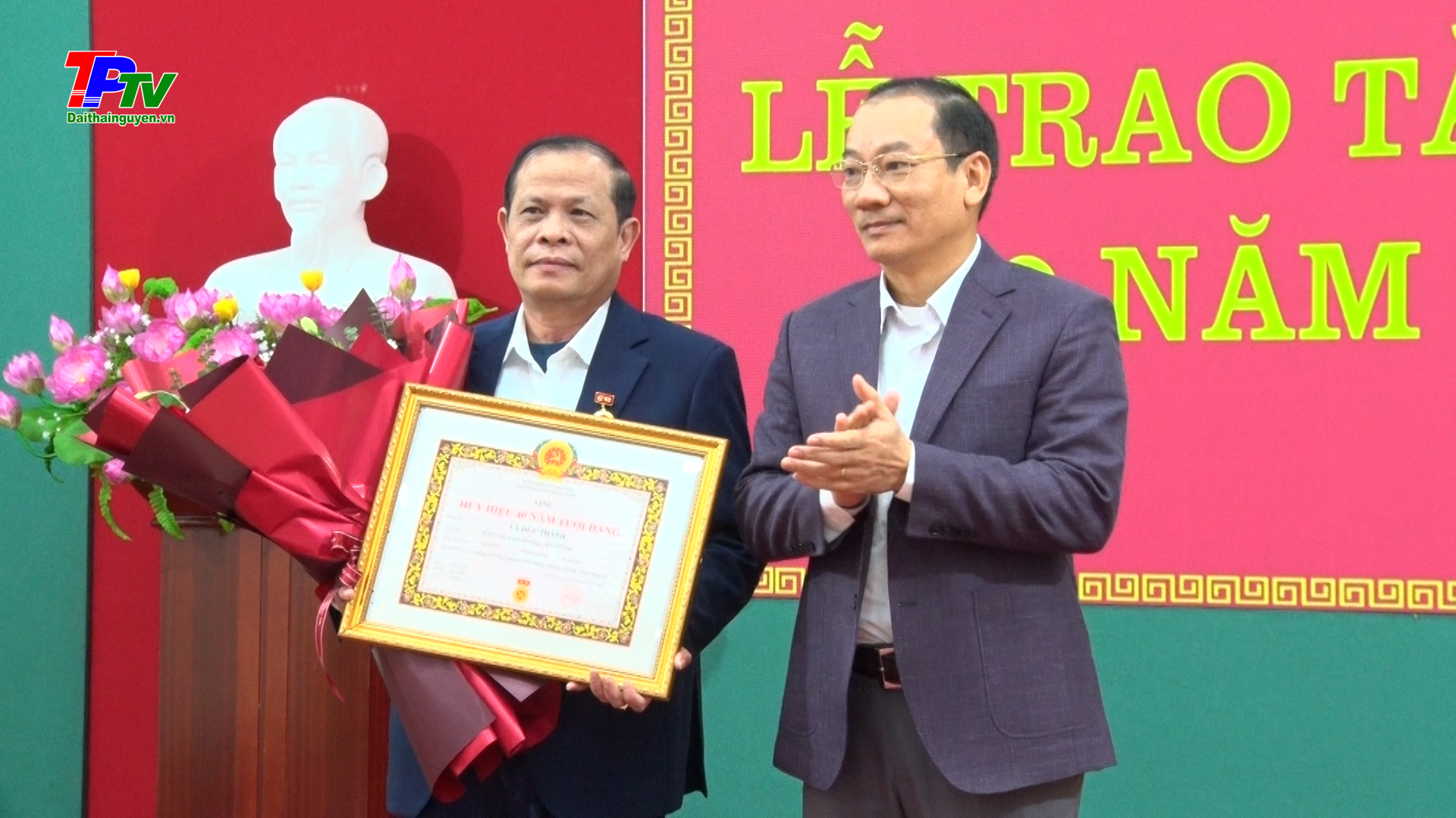 Đảng ủy các cơ quan khối Đảng - Đoàn thể TP Thái Nguyên trao tặng Huy hiệu Đảng đợt 2/9/2023