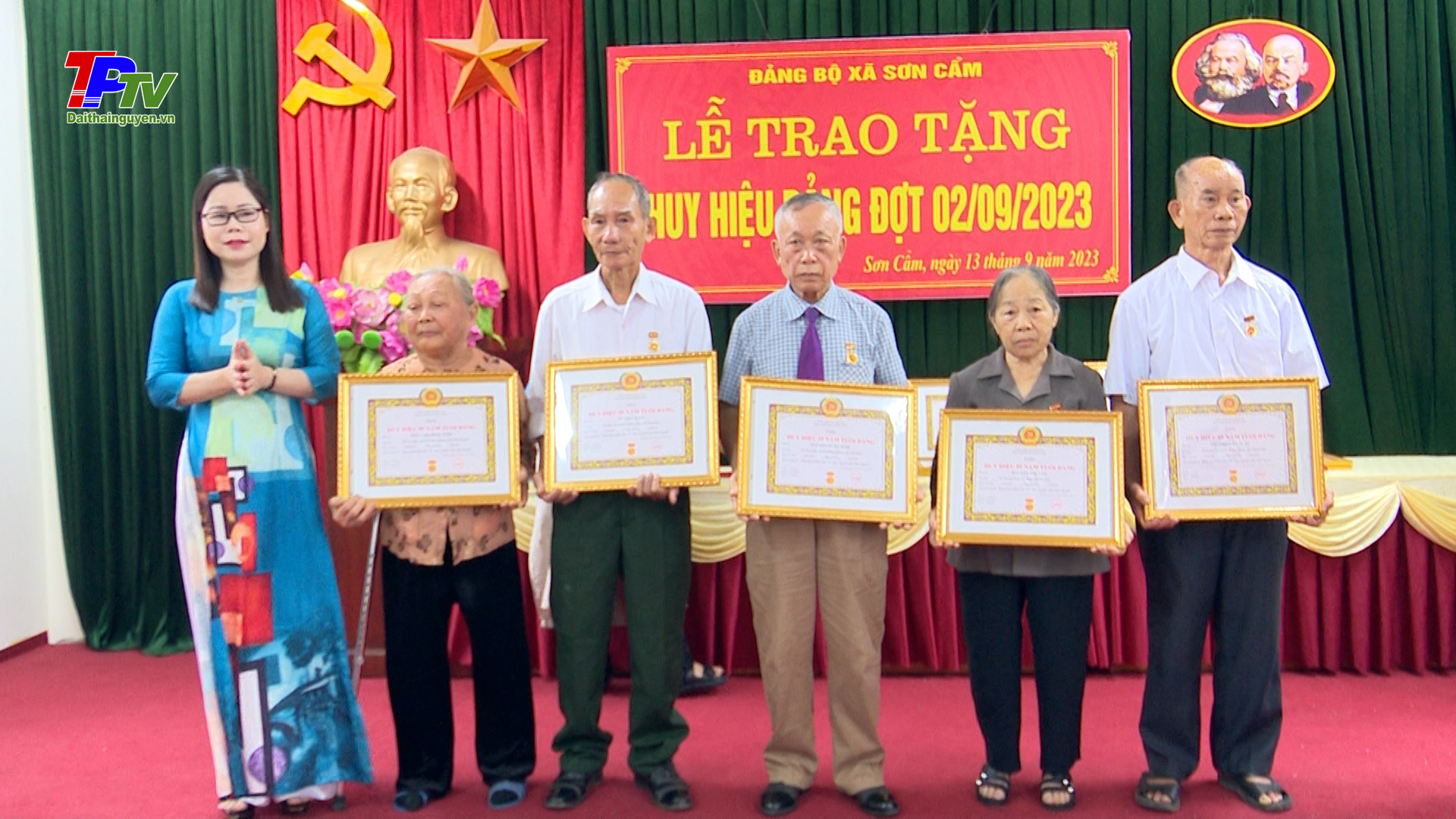 Đảng bộ xã Sơn Cẩm: Trao tặng Huy hiệu Đảng đợt 2/9/2023.