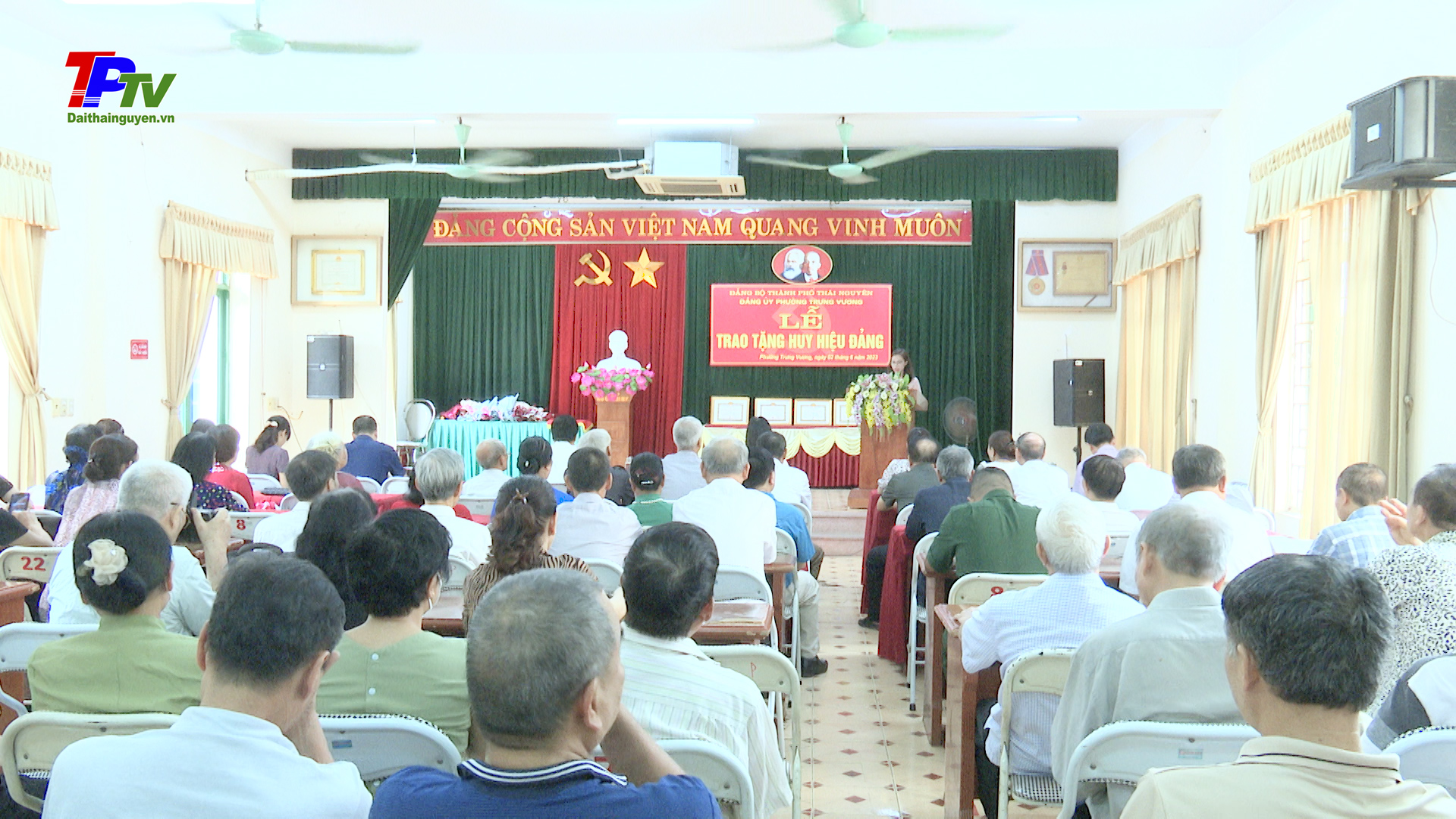 Đảng ủy phường Trưng Vương trao Huy hiệu Đảng đợt 19/5.