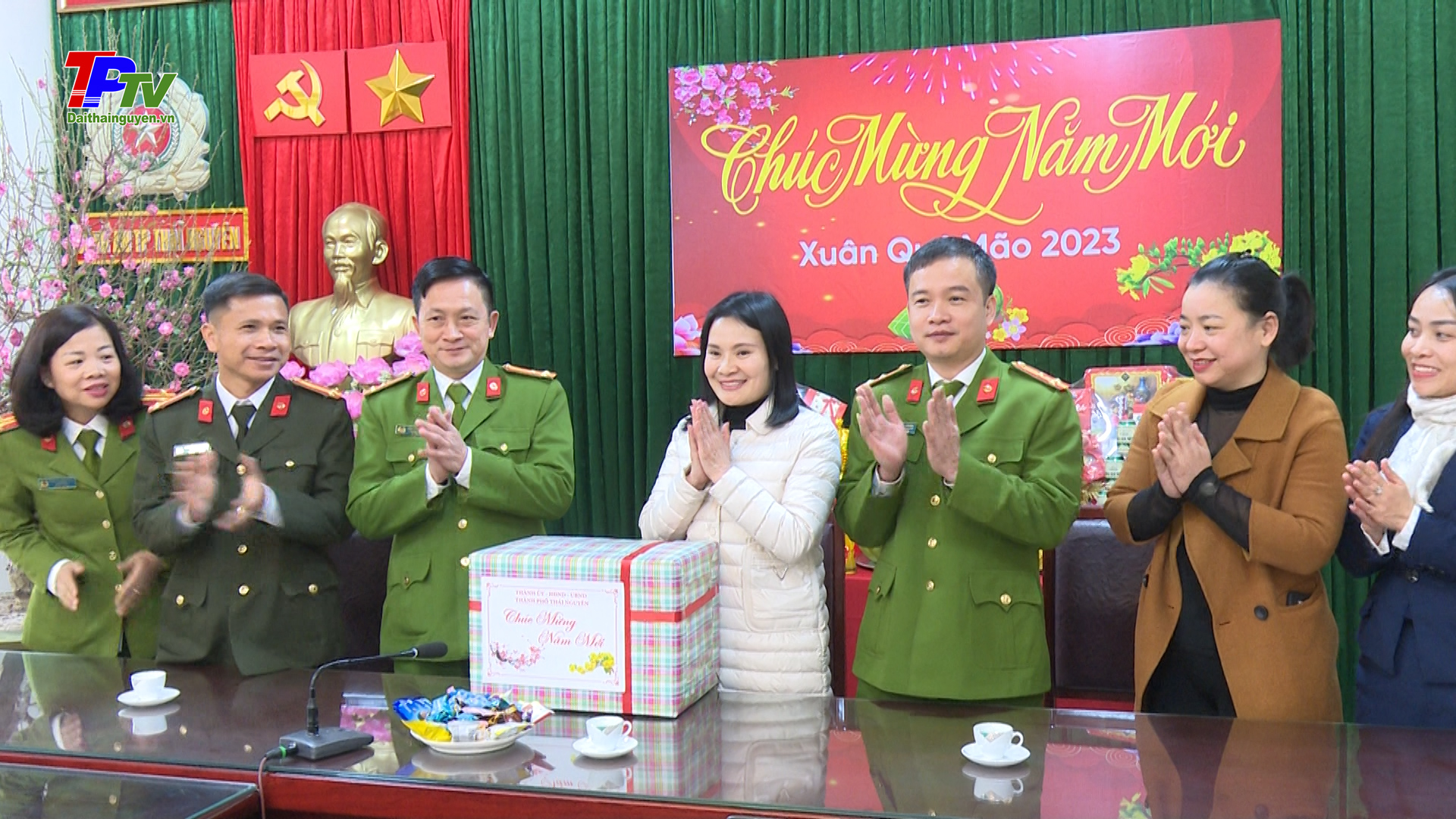 Đồng chí Phó Chủ tịch UBND thành phố Thái Nguyên thăm, tặng quà động viên các đơn vị trực giao thừa.