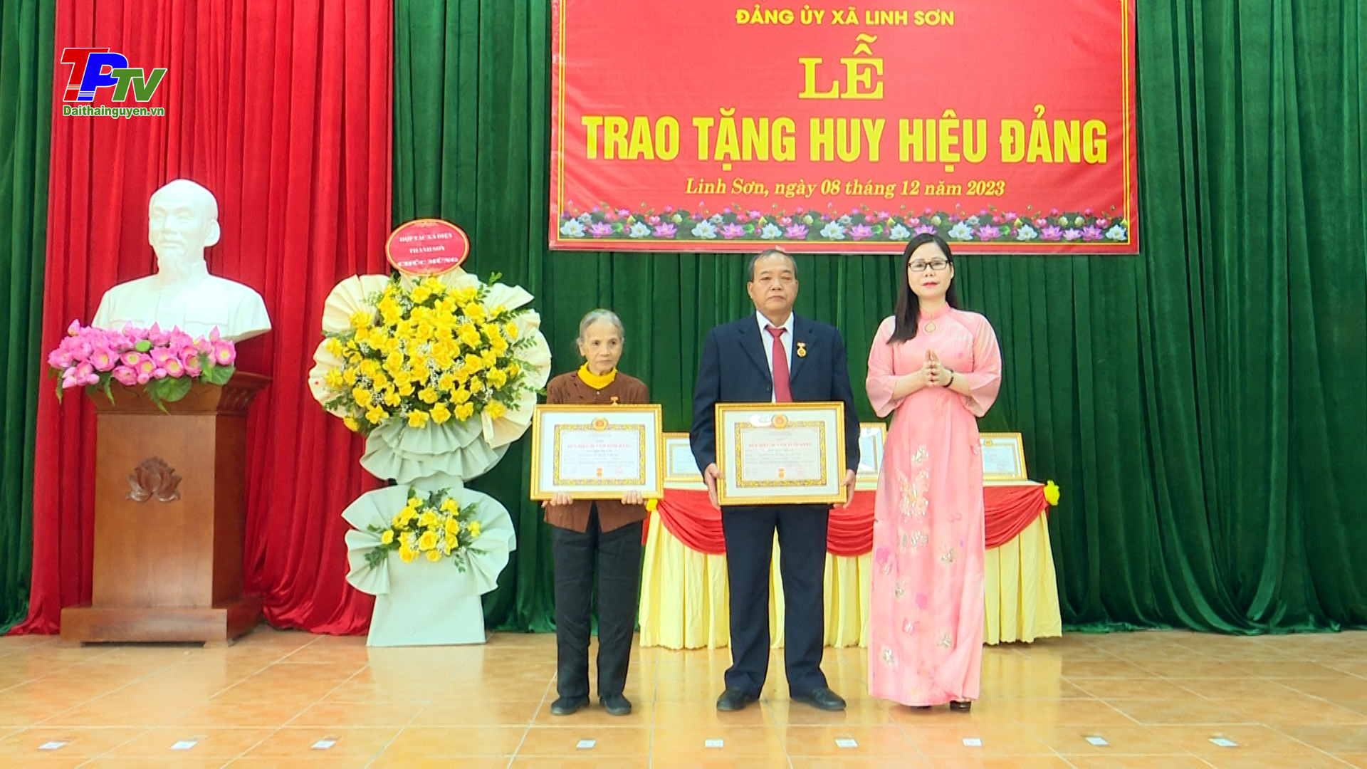 Trao tặng Huy hiệu Đảng cho 4 đảng viên đợt 7/11.