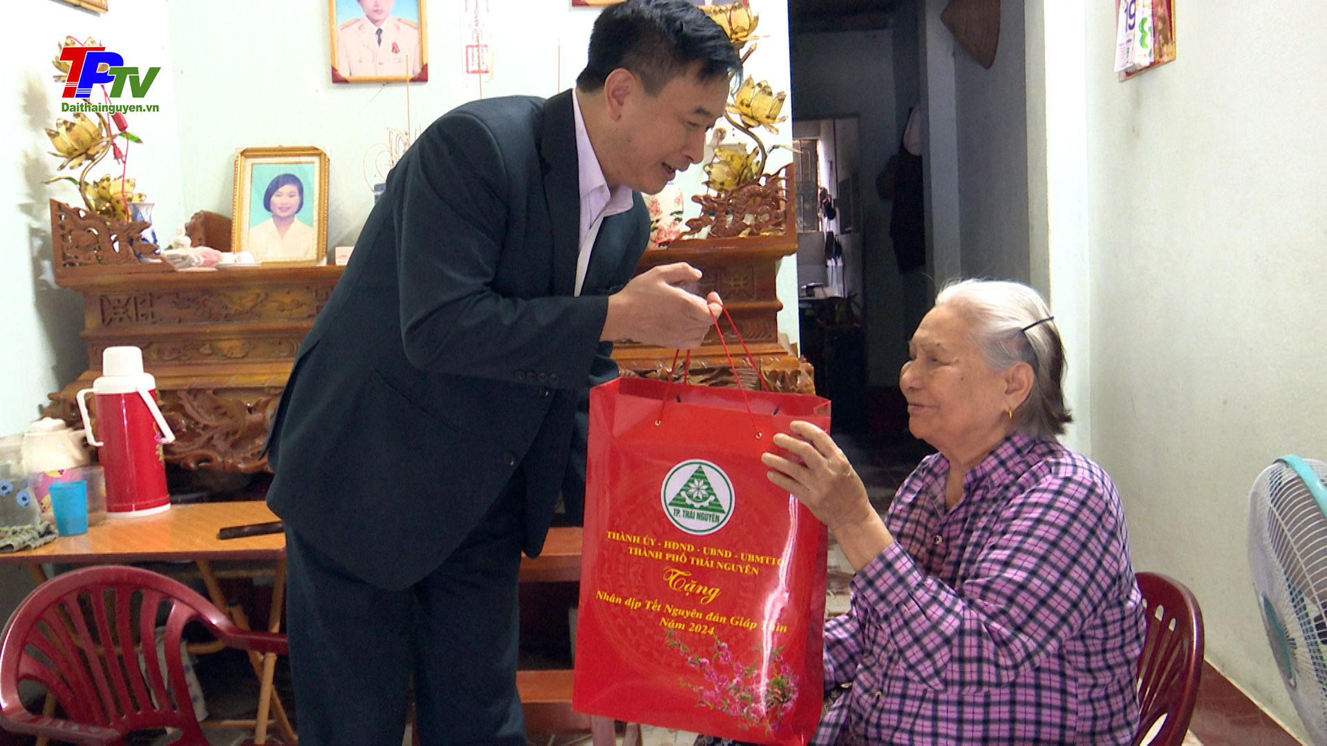 Lãnh đạo thành phố Thái Nguyên thăm, tặng quà Tết tại phường Chùa Hang.