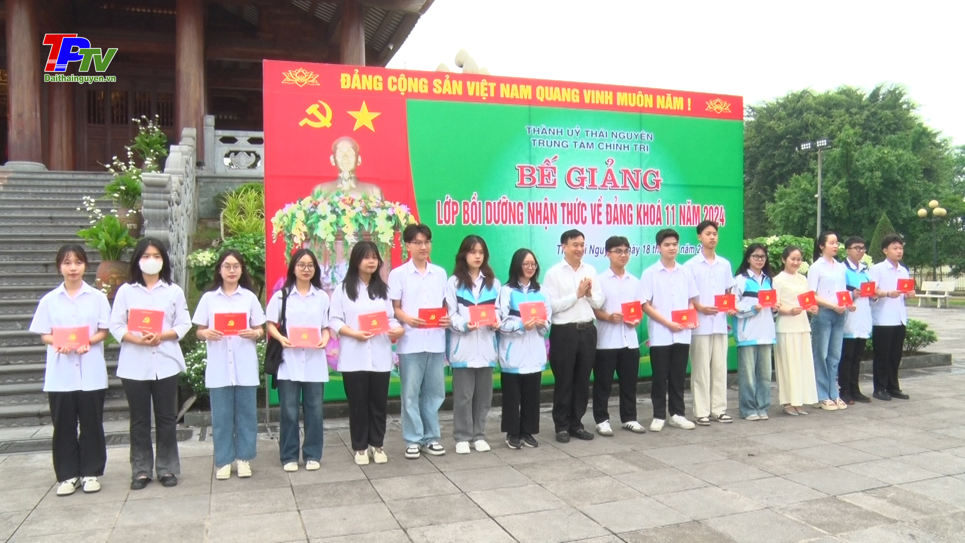 Bế giảng lớp bồi dưỡng nhận thức về Đảng khóa 11 năm 2024