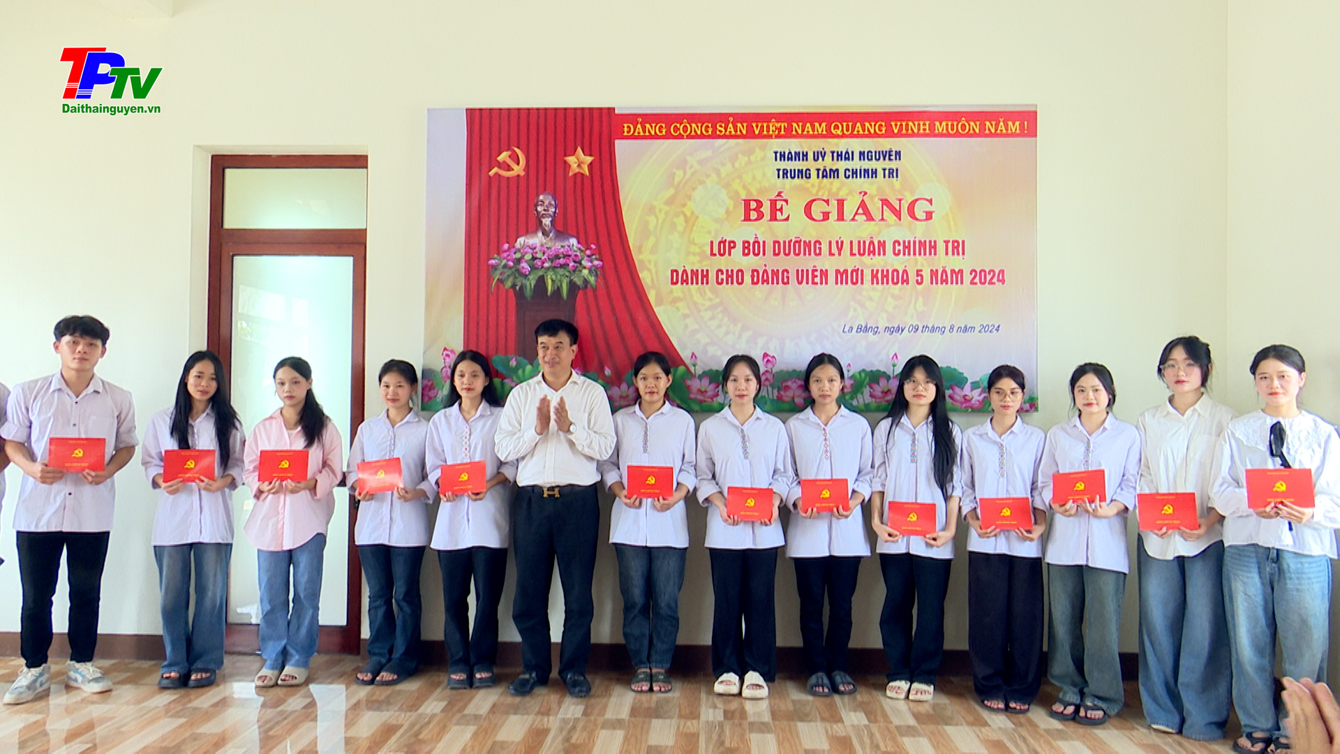 Bế giảng lớp bồi dưỡng Lý luận chính trị cho Đảng viên mới khóa 5 năm 2024.