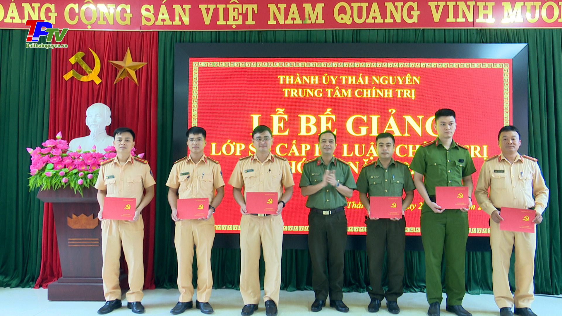 Bế giảng lớp Sơ cấp lý luận chính trị khóa 18 năm 2024.