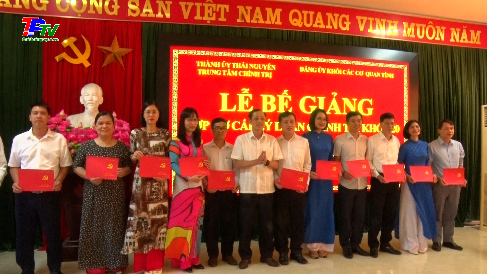 Trung tâm chính trị TP. Thái Nguyên: Bế giảng lớp Sơ cấp lý luận chính trị khóa 20.