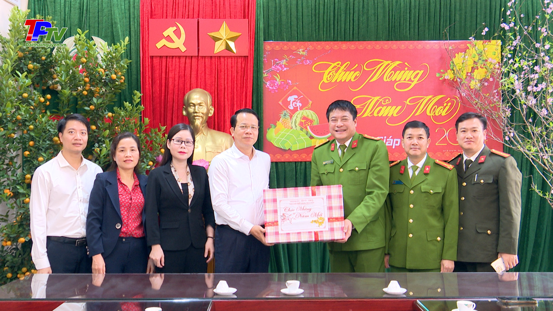 Đồng chí Bí thư Thành ủy thăm, động viên các đơn vị trực đêm giao thừa.