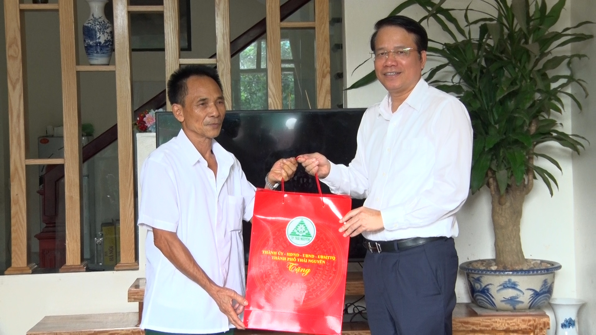 Đồng chí Bí thư Thành ủy Thái Nguyên thăm, tặng quà các gia đình chính sách người có công tiêu biểu là người dân tộc thiểu số.