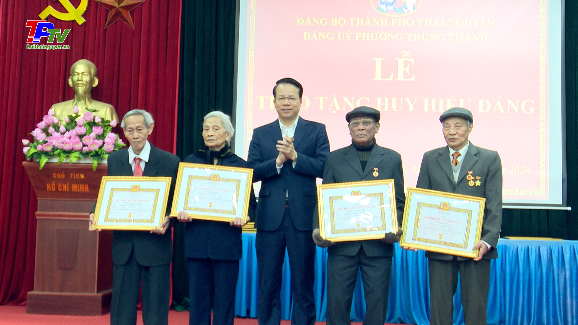 Đồng chí Bí thư Thành ủy Thái Nguyên trao tặng Huy hiệu Đảng tại Đảng bộ phường Trung Thành.