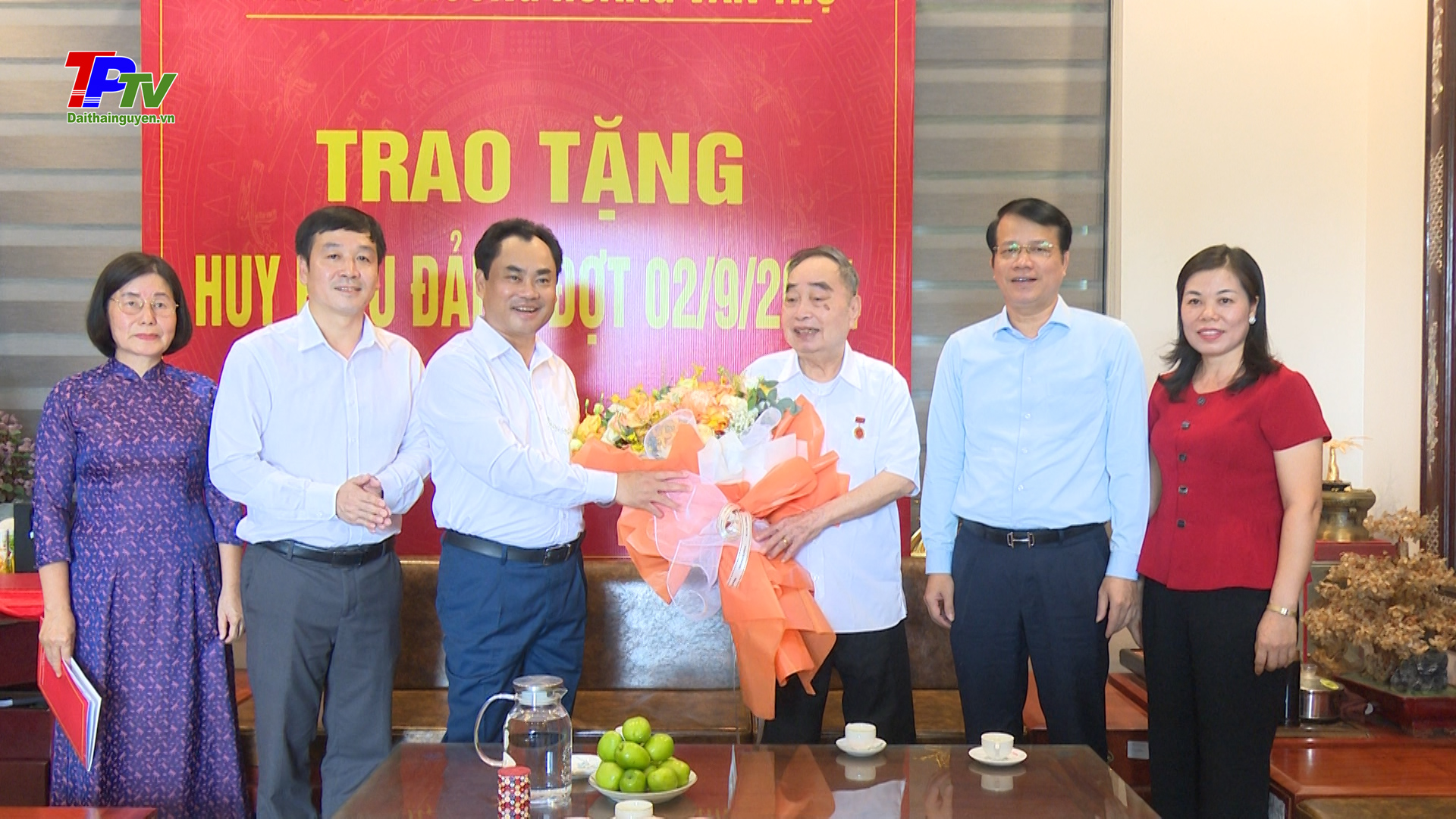 Đồng chí Bí thư Tỉnh ủy, Bí thư Thành ủy: Trao tặng Huy hiệu Đảng cho đảng viên cao tuổi thuộc Đảng bộ phường Hoàng Văn Thụ.