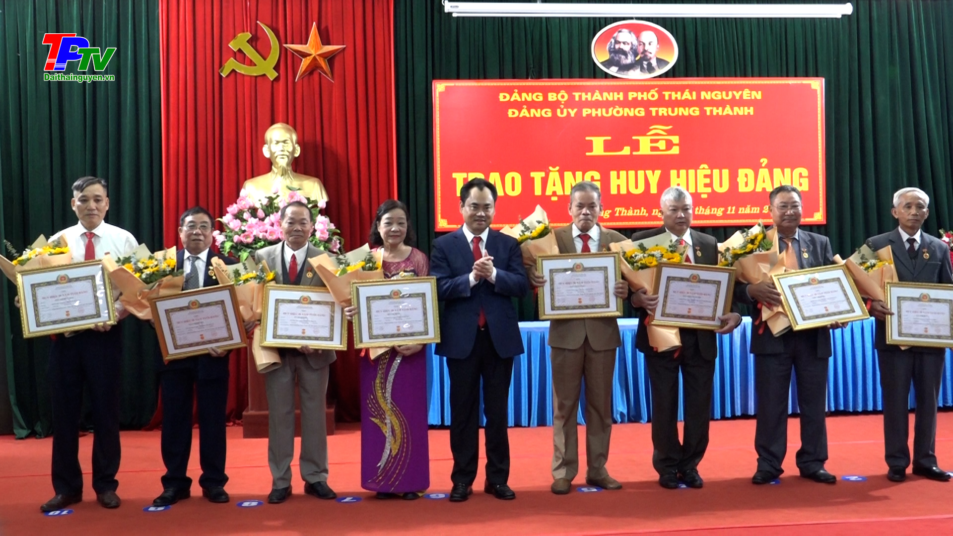 Đồng chí Bí thư Tỉnh ủy Trao tặng huy hiệu Đảng đợt 7/11 tại Đảng bộ phường Trung Thành, TP Thái Nguyên.