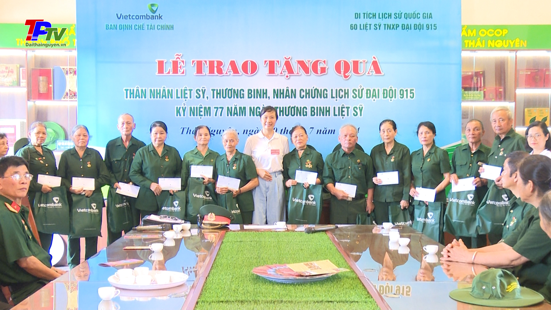 Dâng hương, tưởng niệm các anh hùng liệt sĩ thanh niên xung phong Đại đội 915.
