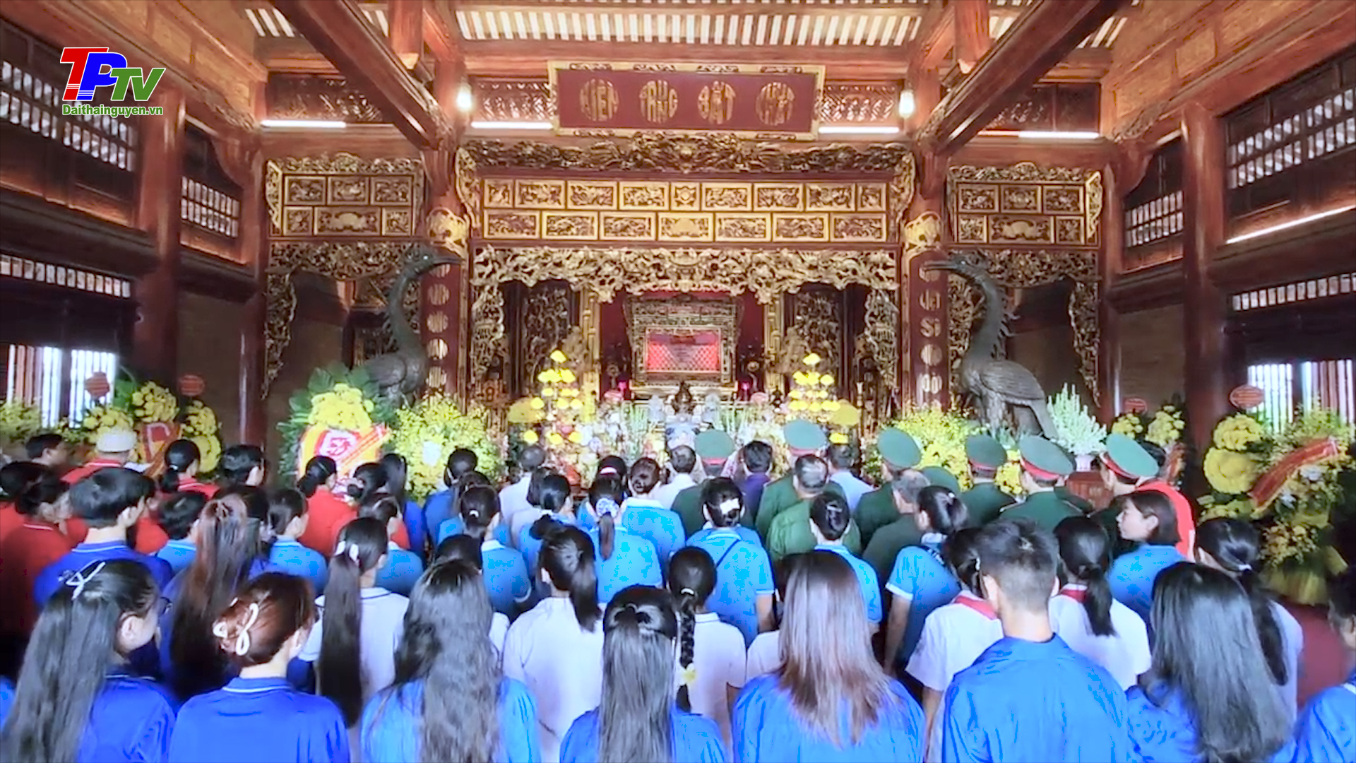 Dâng hương, tưởng niệm các anh hùng liệt sĩ thanh niên xung phong Đại đội 915.