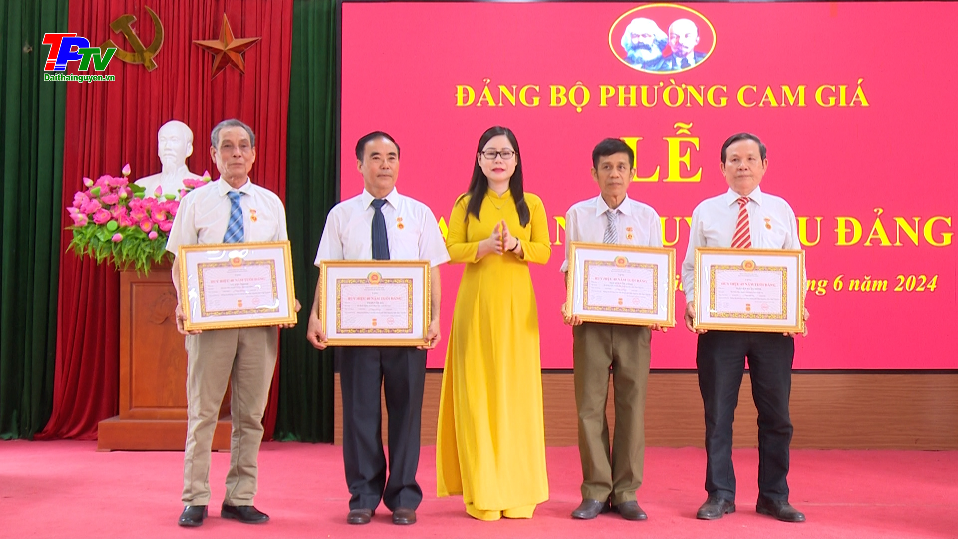 Đảng bộ phường Cam Giá: Trao tặng huy hiệu Đảng đợt 19/5.