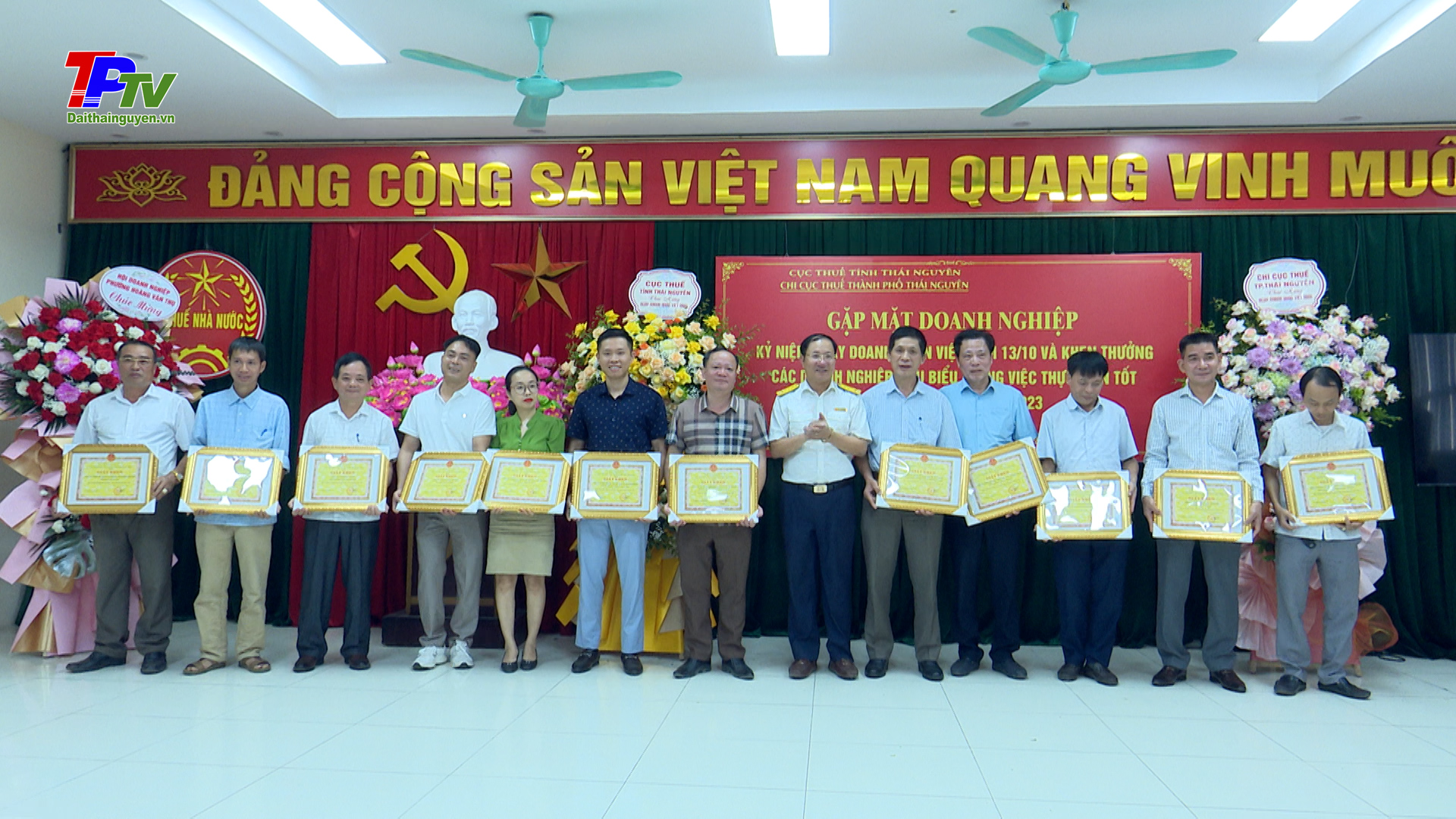 Chi cục Thuế thành phố Thái Nguyên khen thưởng các doanh nghiệp tiêu biểu trong việc thực hiện tốt chính sách thuế.