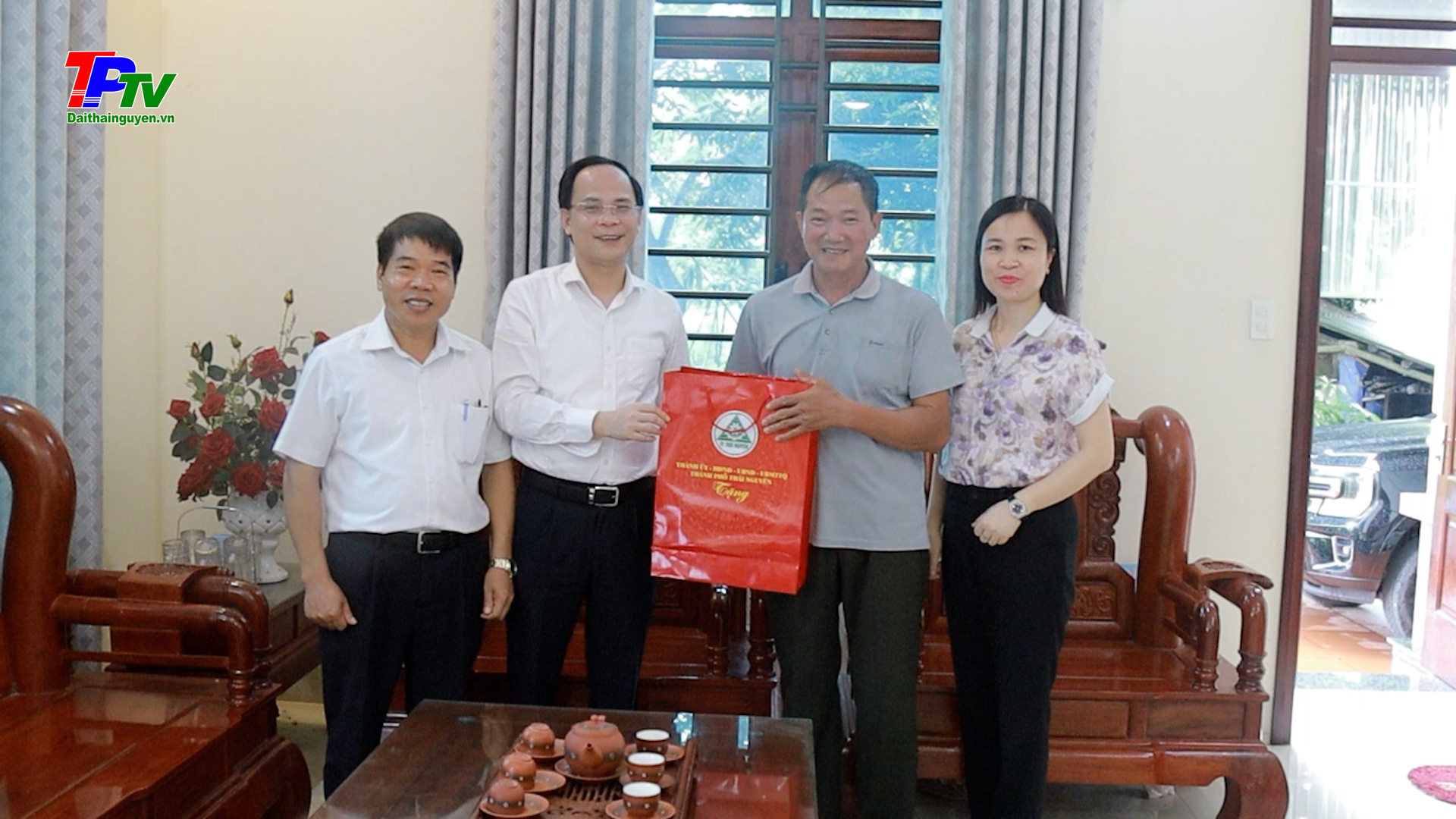 Đồng chí Chủ tịch UBND thành phố Thái Nguyên thăm, tặng quà người có công trên địa bàn xã Tân Cương.