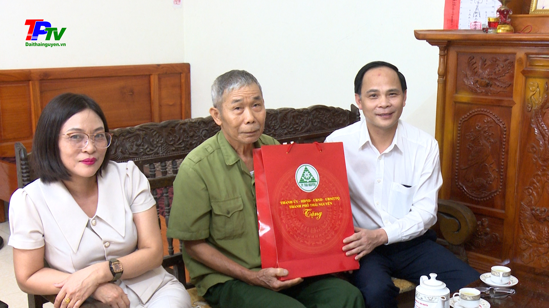 Đồng chí Chủ tịch UBND TP Thái Nguyên thăm, tặng quà các gia đình chính sách người có công tiêu biểu là người dân tộc thiểu số.