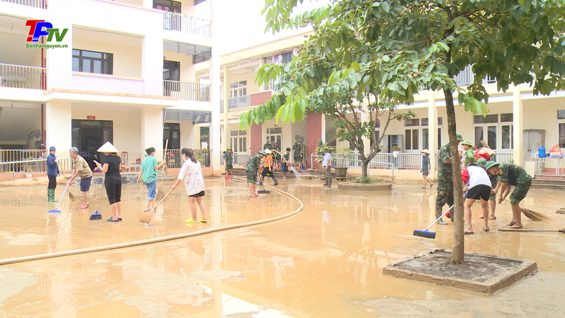 Chung tay giúp Nhân dân khắc phục hậu quả do lũ.