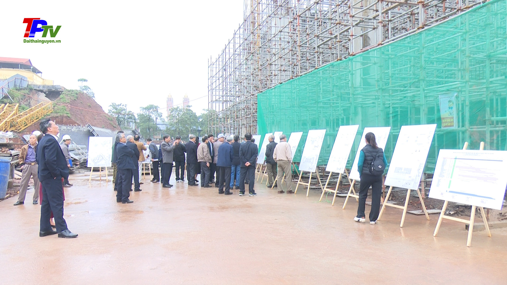 Đoàn đại biểu CLB Hưu trí Thái Nguyên thăm quan một số công trình trọng điểm trên địa bàn thành phố Thái Nguyên.