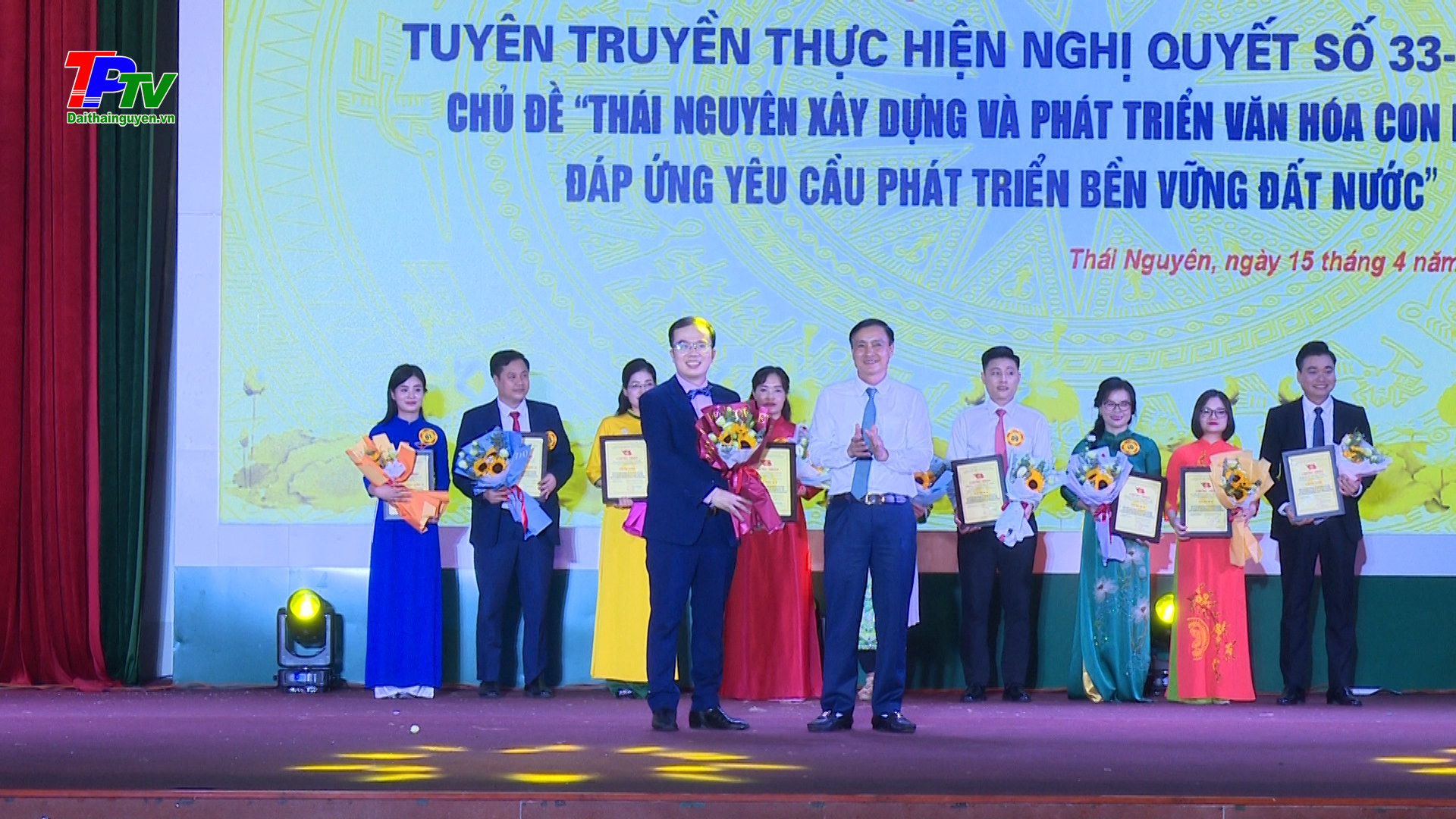 Đa dạng hóa hình thức tuyên truyền để đưa Nghị quyết của Đảng vào cuộc sống.