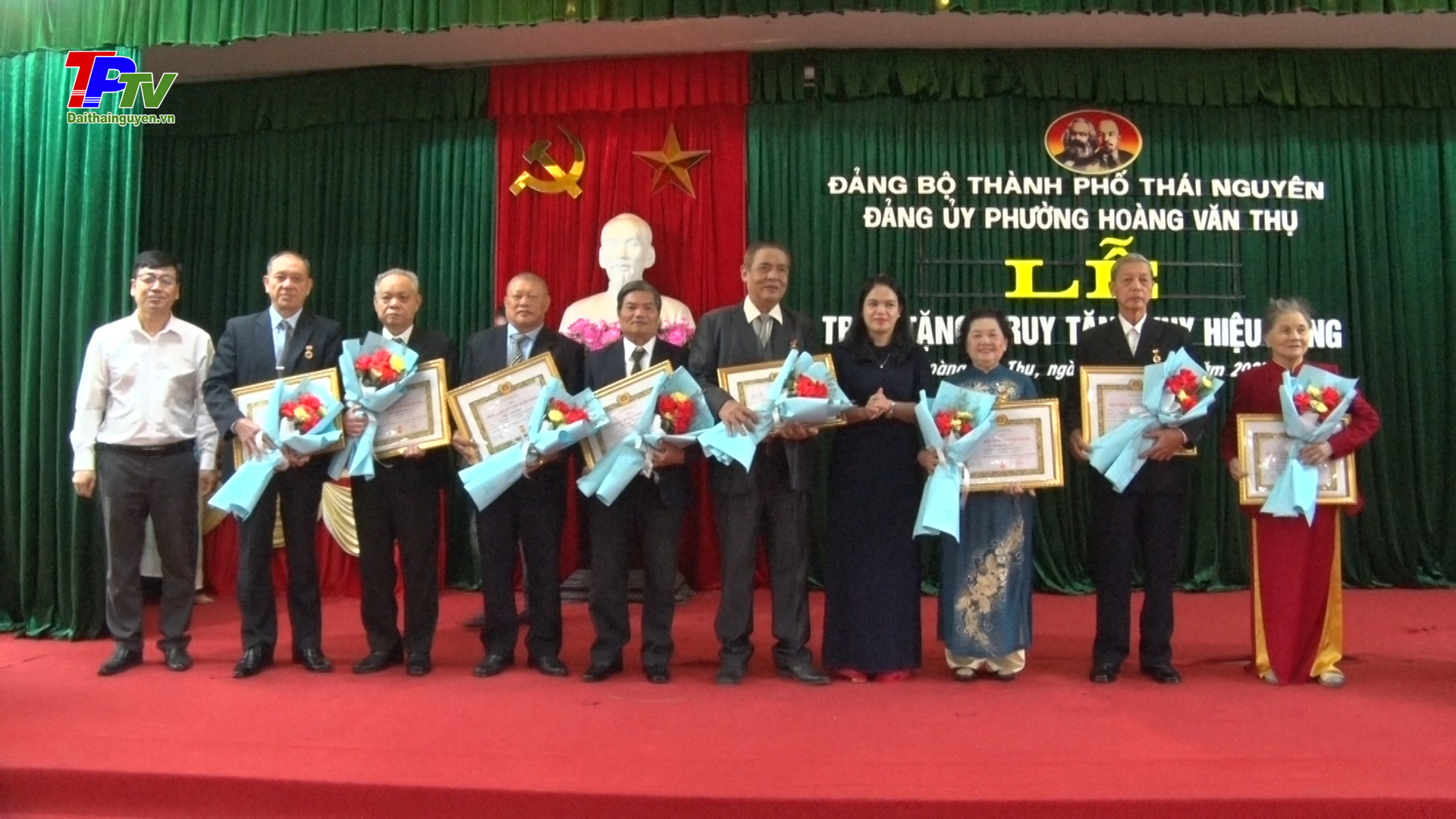 Đảng bộ phường Hoàng Văn Thụ: 22 Đảng viên được trao tặng Huy hiệu Đảng đợt 7/11