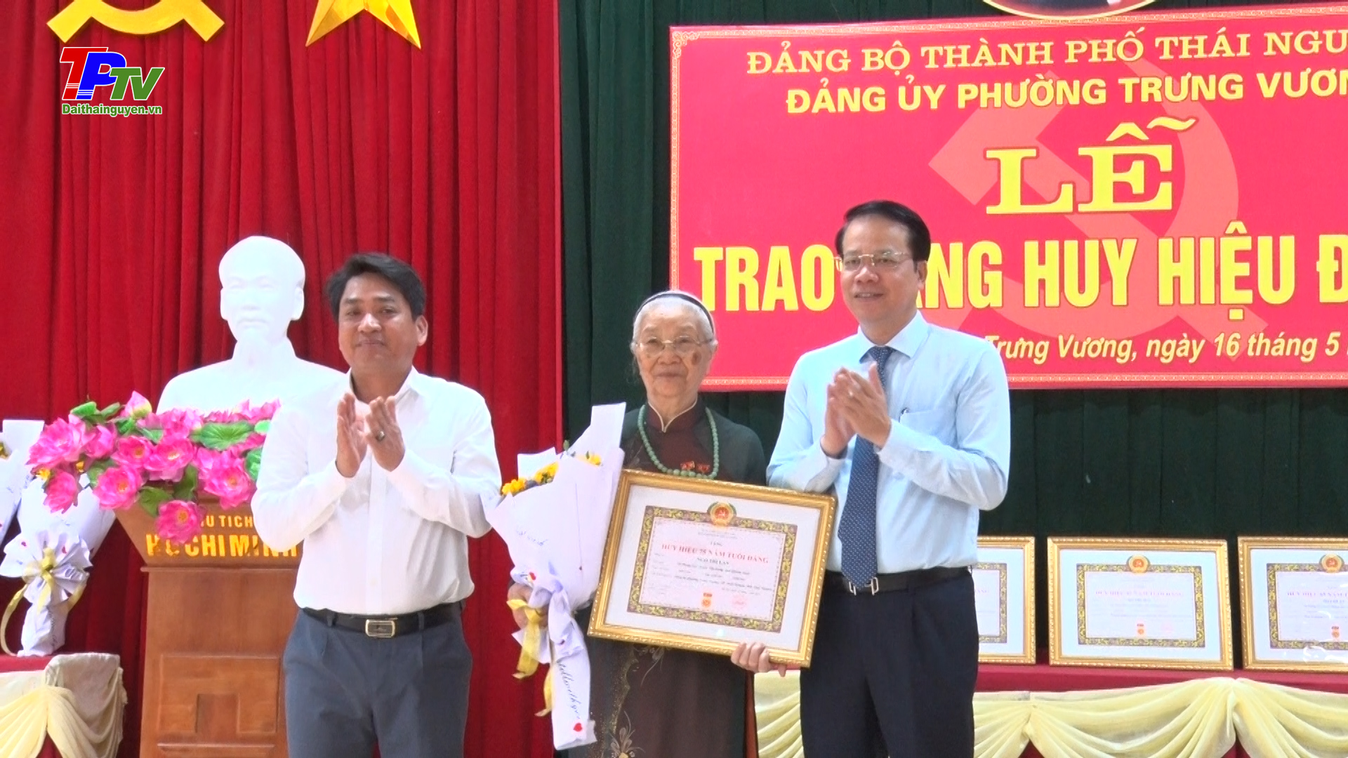 Đảng bộ phường Trưng Vương tổ chức Lễ trao Huy hiệu Đảng cho các đảng viên đợt 19/5/2024.