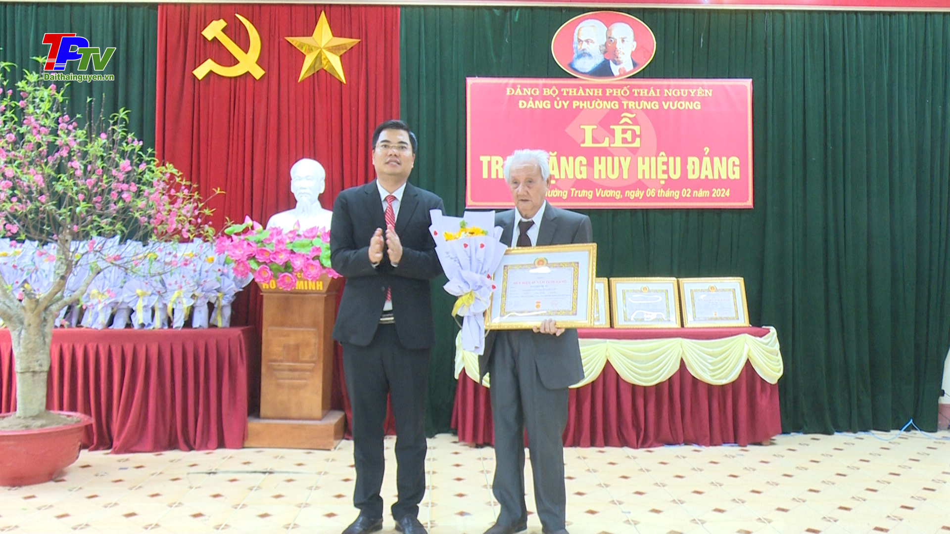 Đảng bộ phường Trưng Vương tổ chức Lễ trao tặng Huy hiệu Đảng đợt 03/02/2024