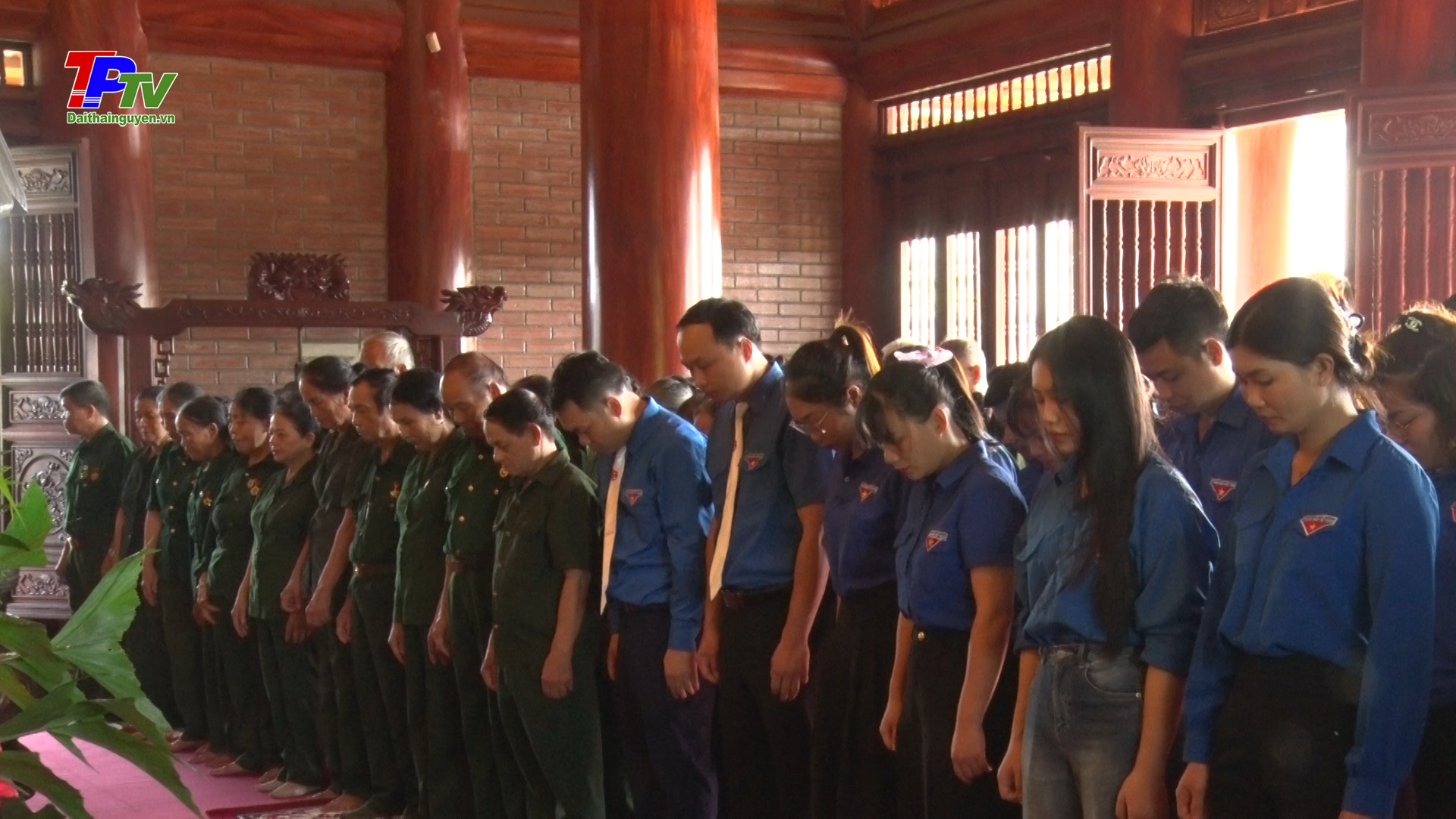 Dâng hương tưởng nhớ 60 liệt sĩ Thanh niên xung phong Đại đội 915.