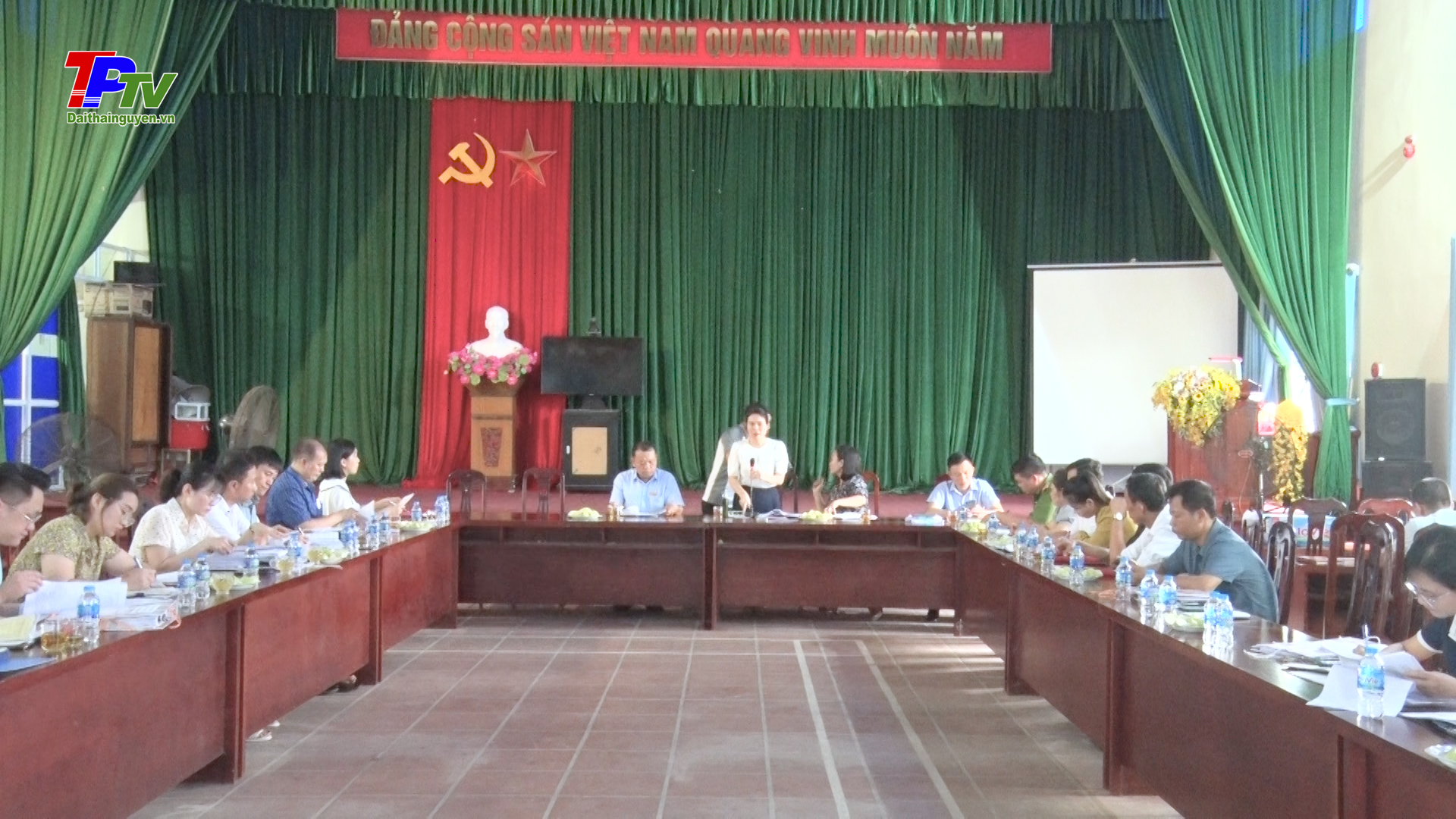 Thẩm tra hồ sơ công tác triển khai thực hiện xây dựng nông thôn mới nâng cao xã Huống Thượng.