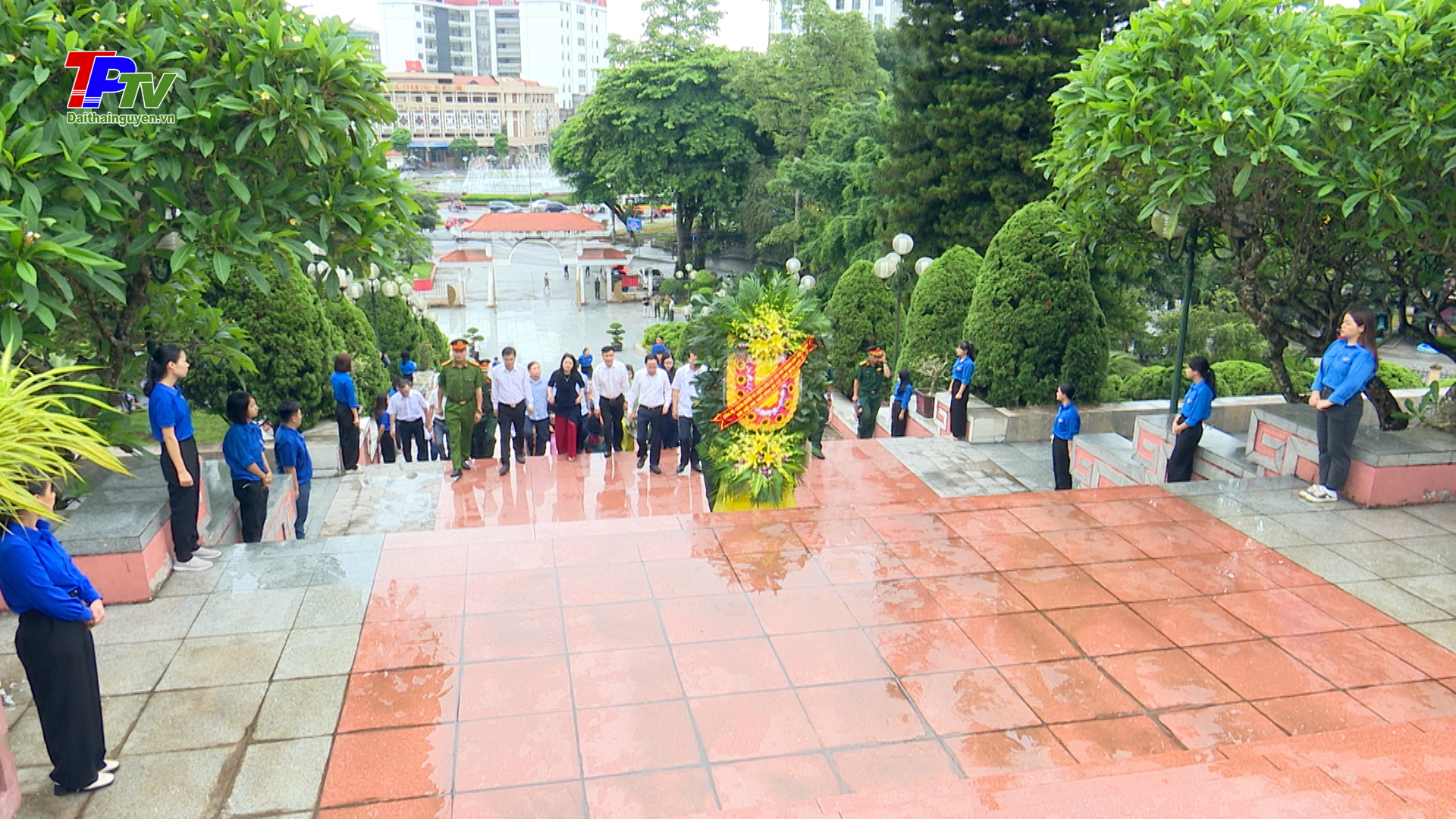 Đoàn đại biểu thành phố Thái Nguyên dâng hương tưởng nhớ các Anh hùng liệt sĩ nhân kỷ niệm 77 năm ngày Thương binh - Liệt sĩ (27/7).