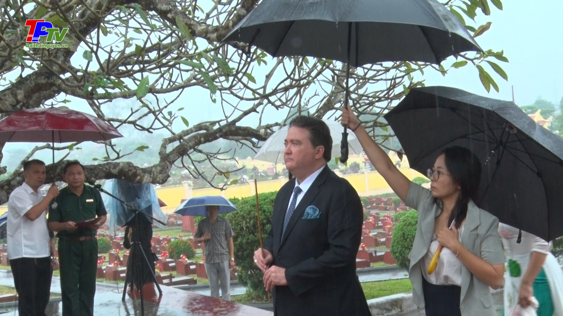 Đoàn đại sứ quán Hoa Kỳ tại Việt Nam dâng hương tưởng niệm các anh hùng liệt sĩ tại Nghĩa trang liệt sỹ Dốc Lim.