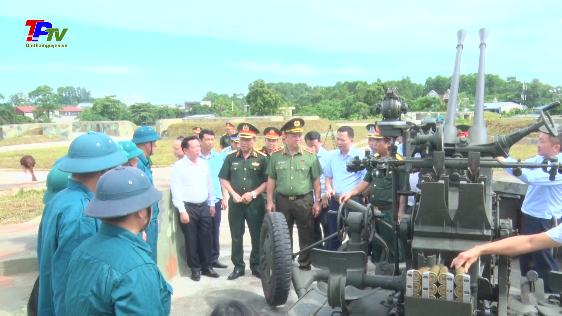Khảo sát phục vụ tiếp thu chỉnh lý Dự thảo Luật Phòng không nhân dân tại thành phố Thái Nguyên.