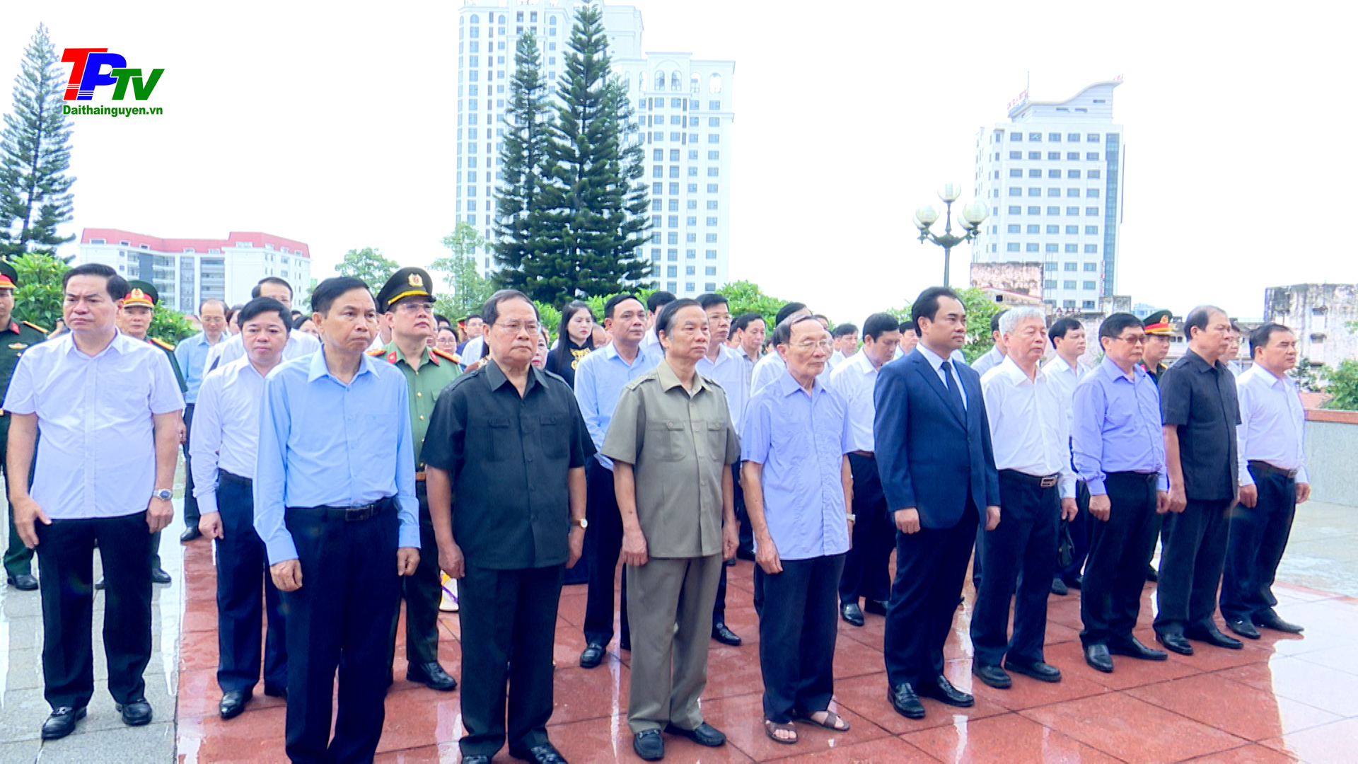 Dâng hương tưởng nhớ các Anh hùng liệt sĩ nhân kỷ niệm 77 năm ngày Thương binh - Liệt sĩ (27-7)