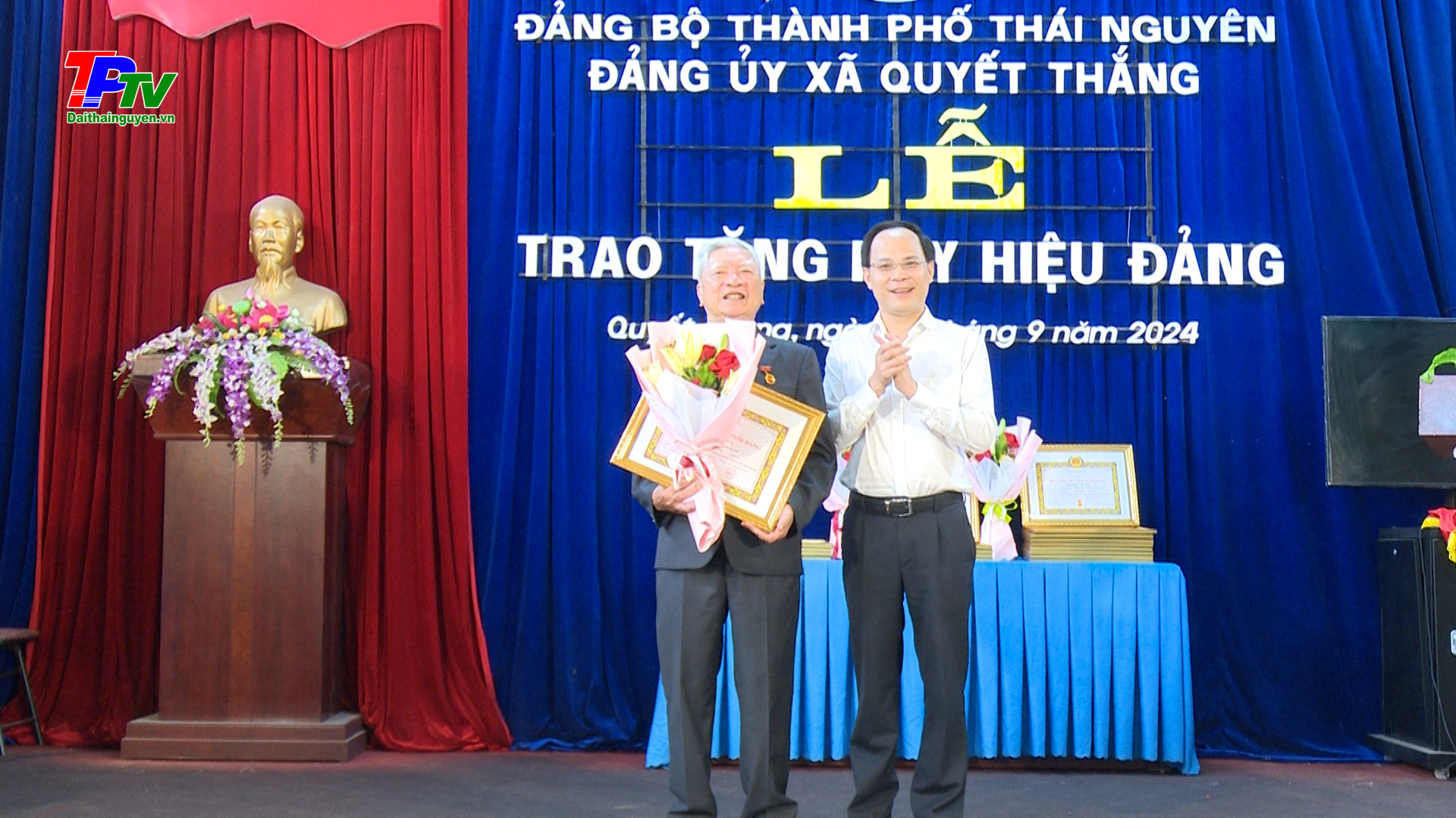 Đồng chí Chủ tịch UBND thành phố Thái Nguyên: Trao tặng Huy hiệu Đảng đợt 2/9 tại Đảng bộ xã Quyết Thắng.