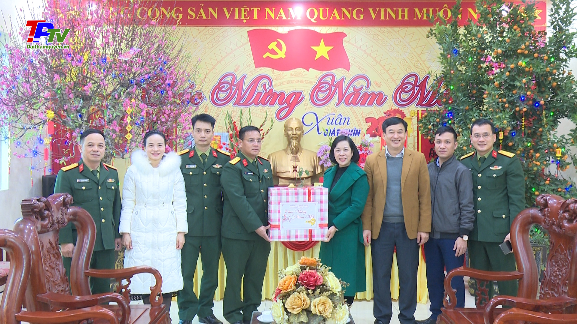 Đồng chí Phó Chủ tịch HĐND thành phố Thái Nguyên thăm, động viên các đơn vị trực giao thừa.