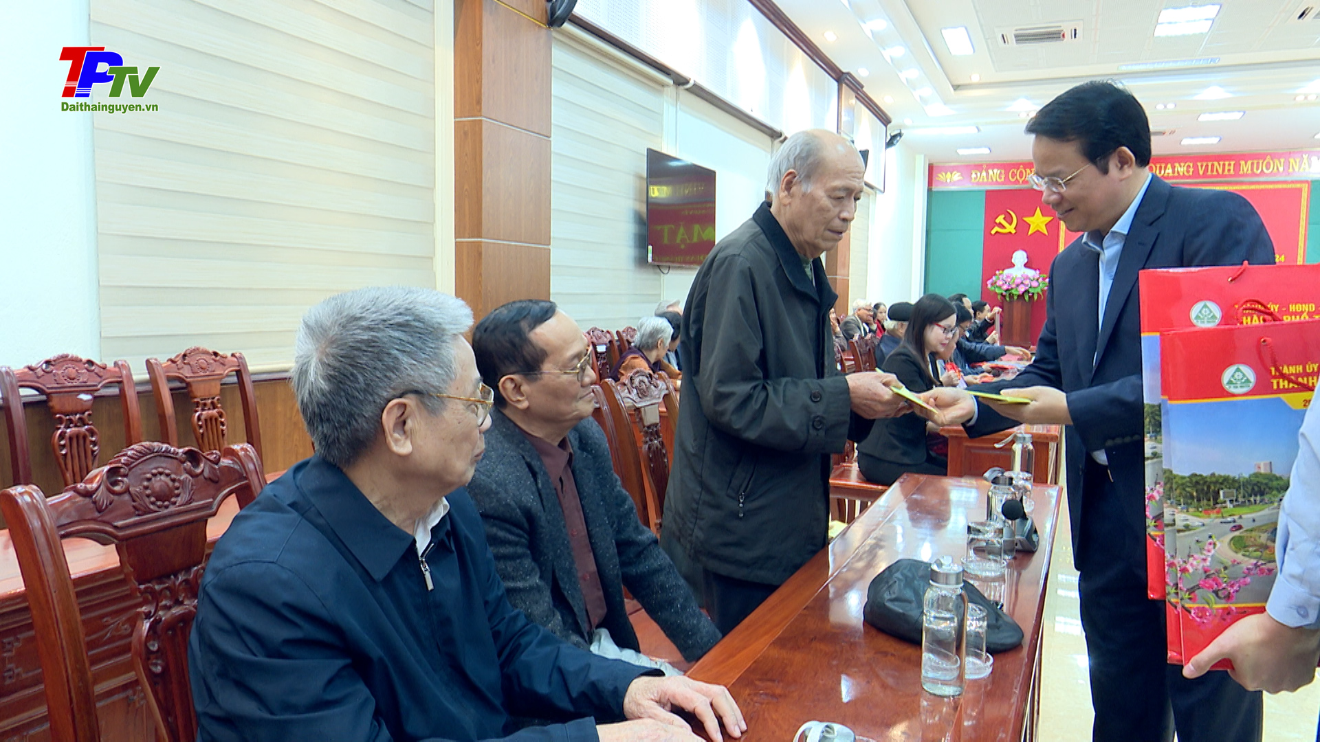 Thành ủy Thái Nguyên gặp mặt cán bộ hưu trí cơ quan Thành ủy nhân dịp Tết Nguyên đán Giáp Thìn 2024.